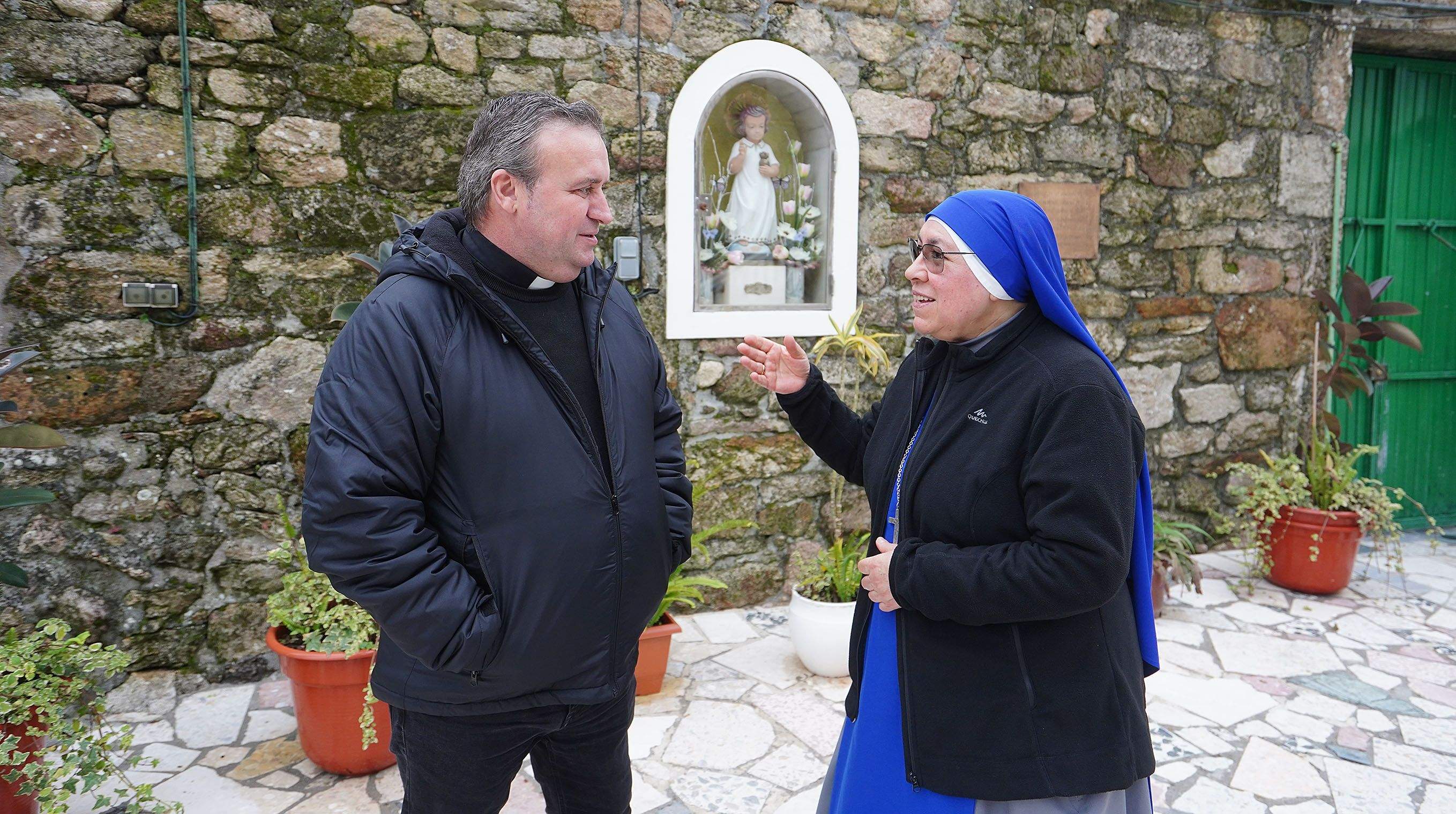 O sacerdote Luis Manuel Romero e a madre María de Iranzu O sacerdote Luis Manuel Romero e a madre María de Iranzu