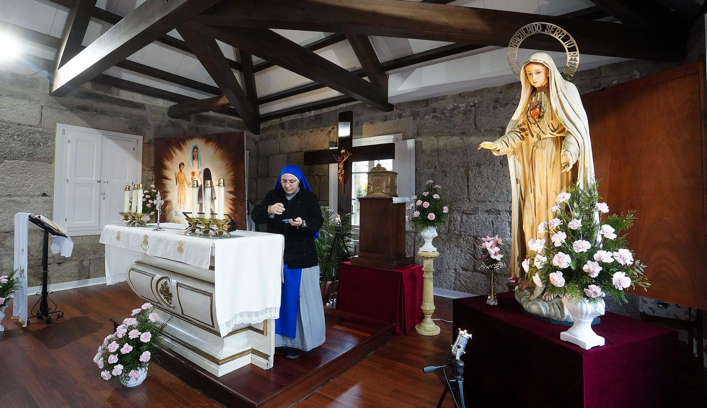 A irmá Salvatoris no espazo onde estaba emprazada a cela de Sor Lucía A irmá Salvatoris no espazo onde estaba emprazada a cela de Sor Lucía