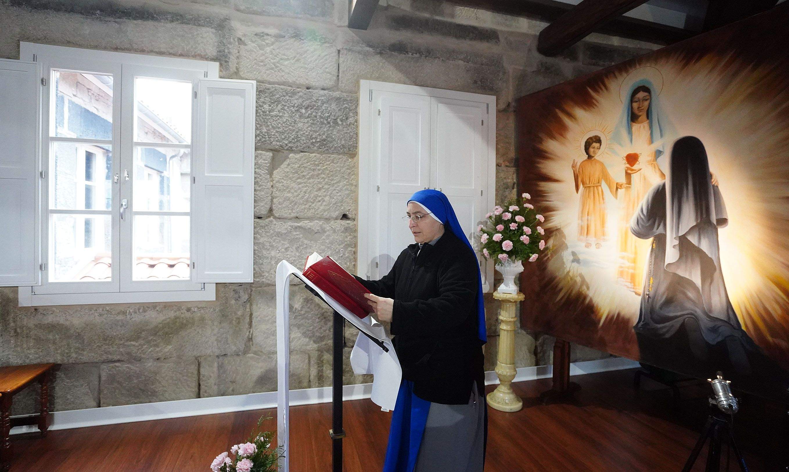 A irmá Salvatoris no espazo onde estaba emprazada a cela de Sor Lucía A irmá Salvatoris no espazo onde estaba emprazada a cela de Sor Lucía