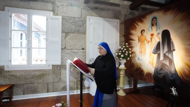 La hermana Salvatoris en el espacio donde estaba emplazada la celda de Sor Lucía La hermana Salvatoris en el espacio donde estaba emplazada la celda de Sor Lucía