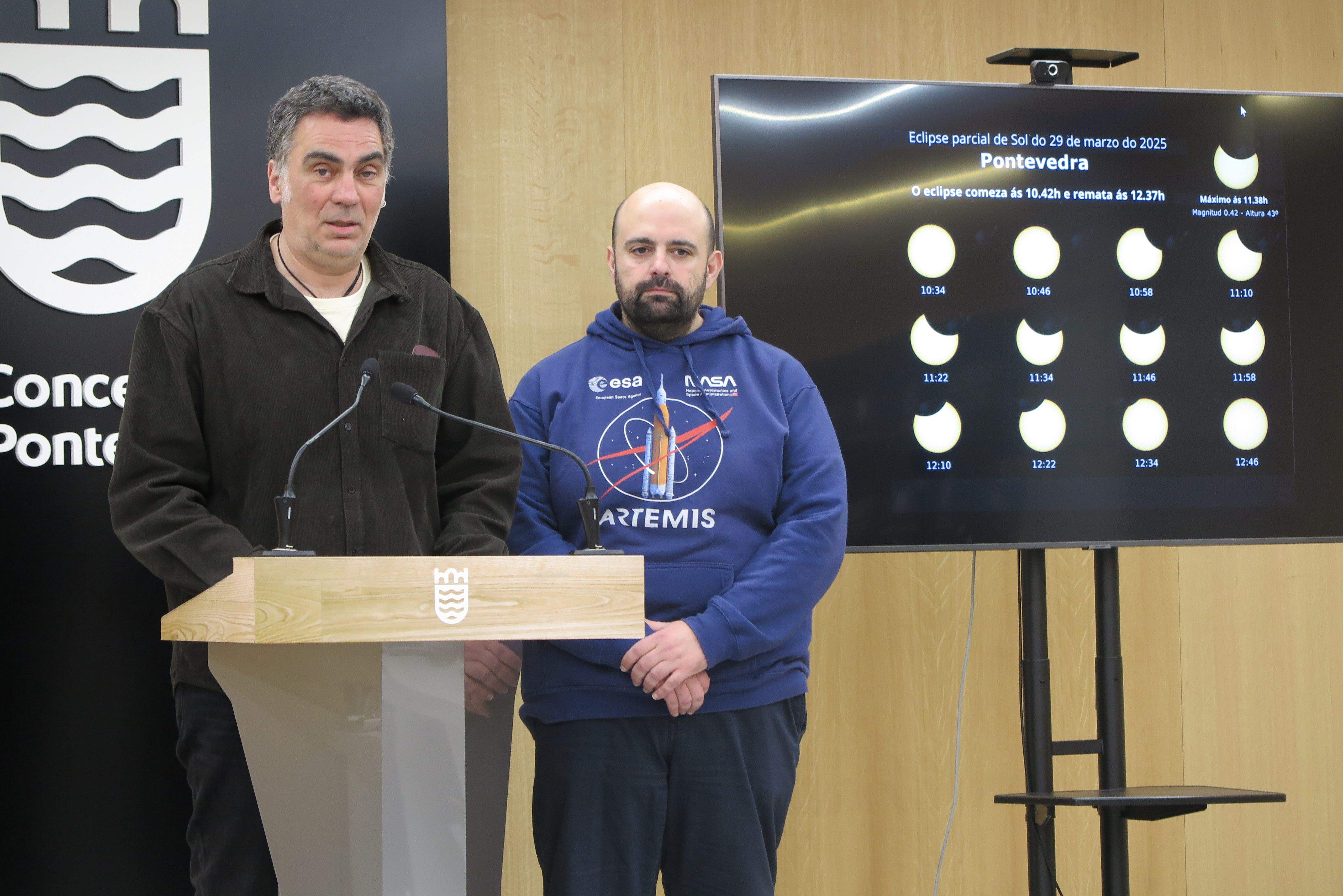 El concejal de Cultura Demetrio Gómez y el vicepresidente de la Asociación Astronómica Sirio David Filgueira presentando el Plan Eclipse