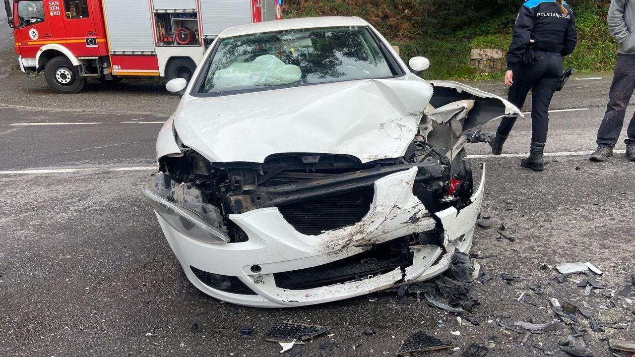 Vehículo danado no accidente en Noalla Vehículo danado no accidente en Noalla