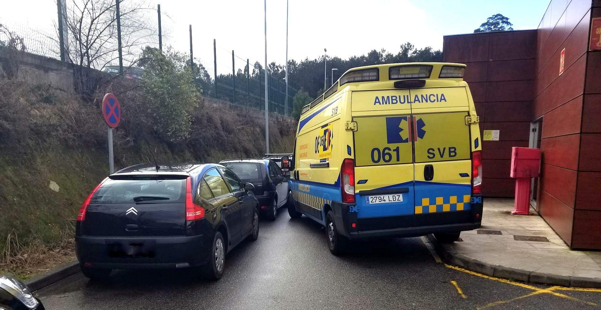 Ambulancia no Hospital do Salnés con dificultades para circular