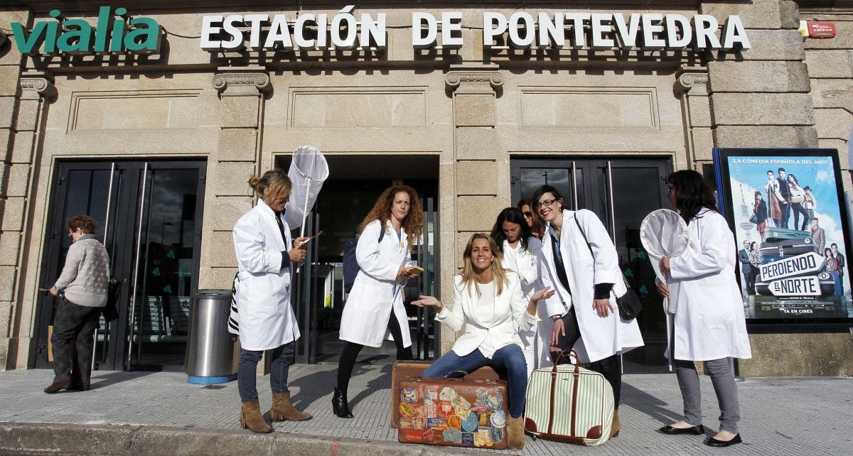 Simulacro de emigración de María Biempica en la estación de tren de Pontevedra
