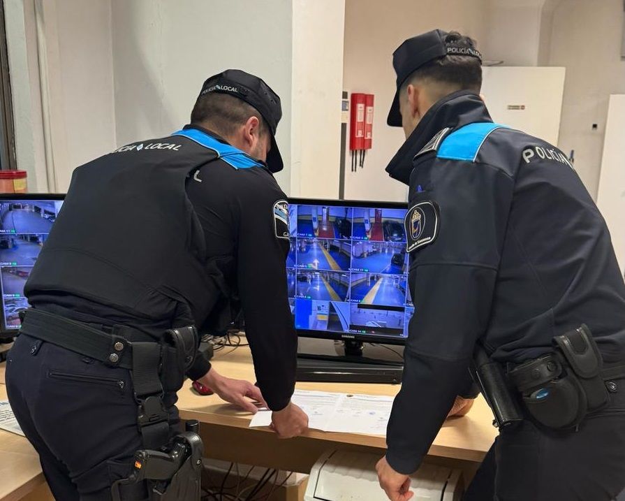 Axentes municipais comprobando a gravación das cámaras de seguridade
