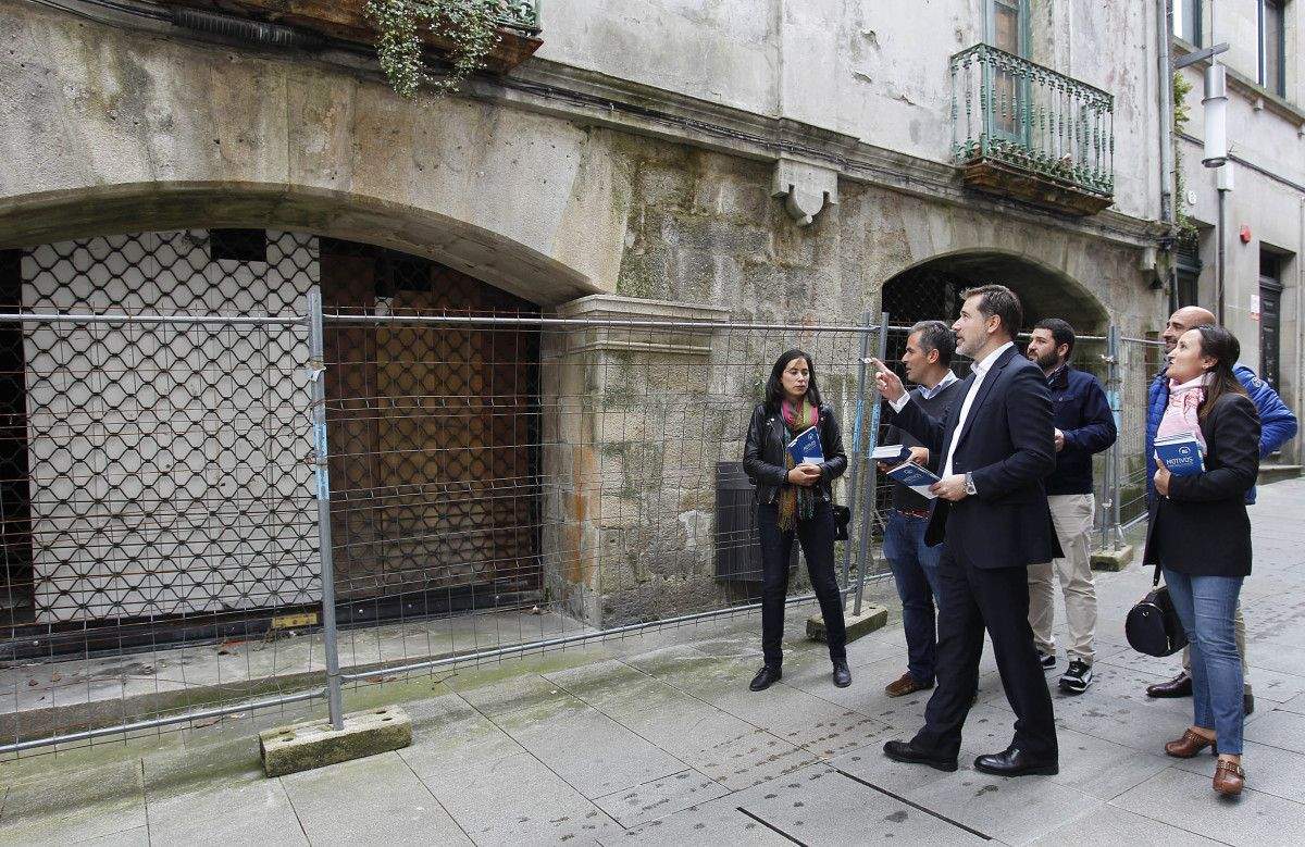 Jacobo Moreira delante de un edificio en ruinas en el centro histórico