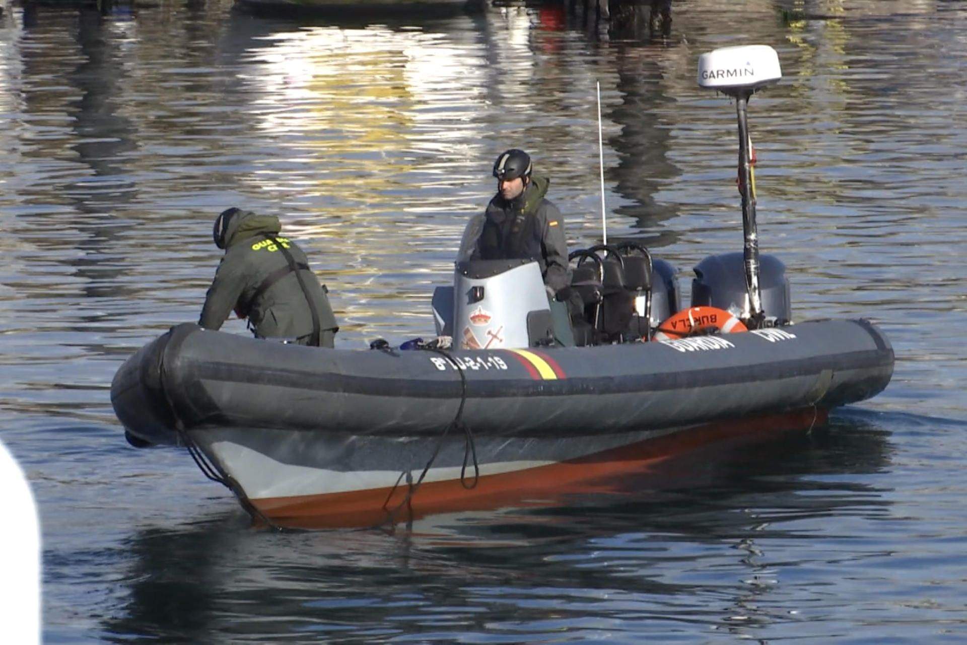 Los buceadores del Servicio de Guardacostas de Galicia han encontrado este domingo el cuerpo sin vida del hombre que cayó al mar frente a la playa de Petís