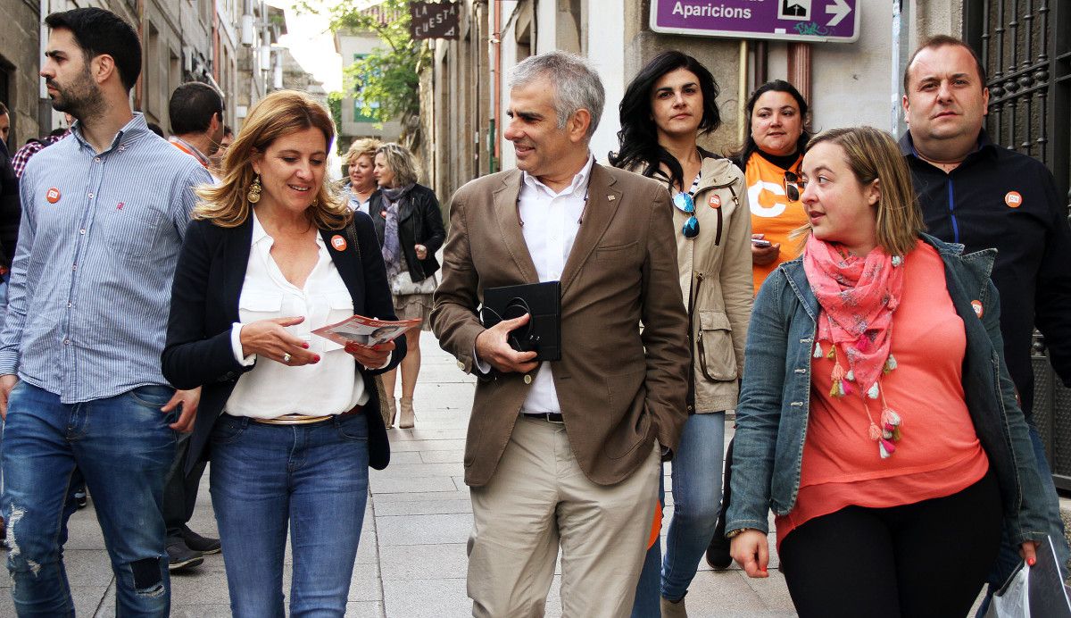 Paseo de Carlos Carrizosa por Pontevedra coa candidata de Ciudadanos, María Rey