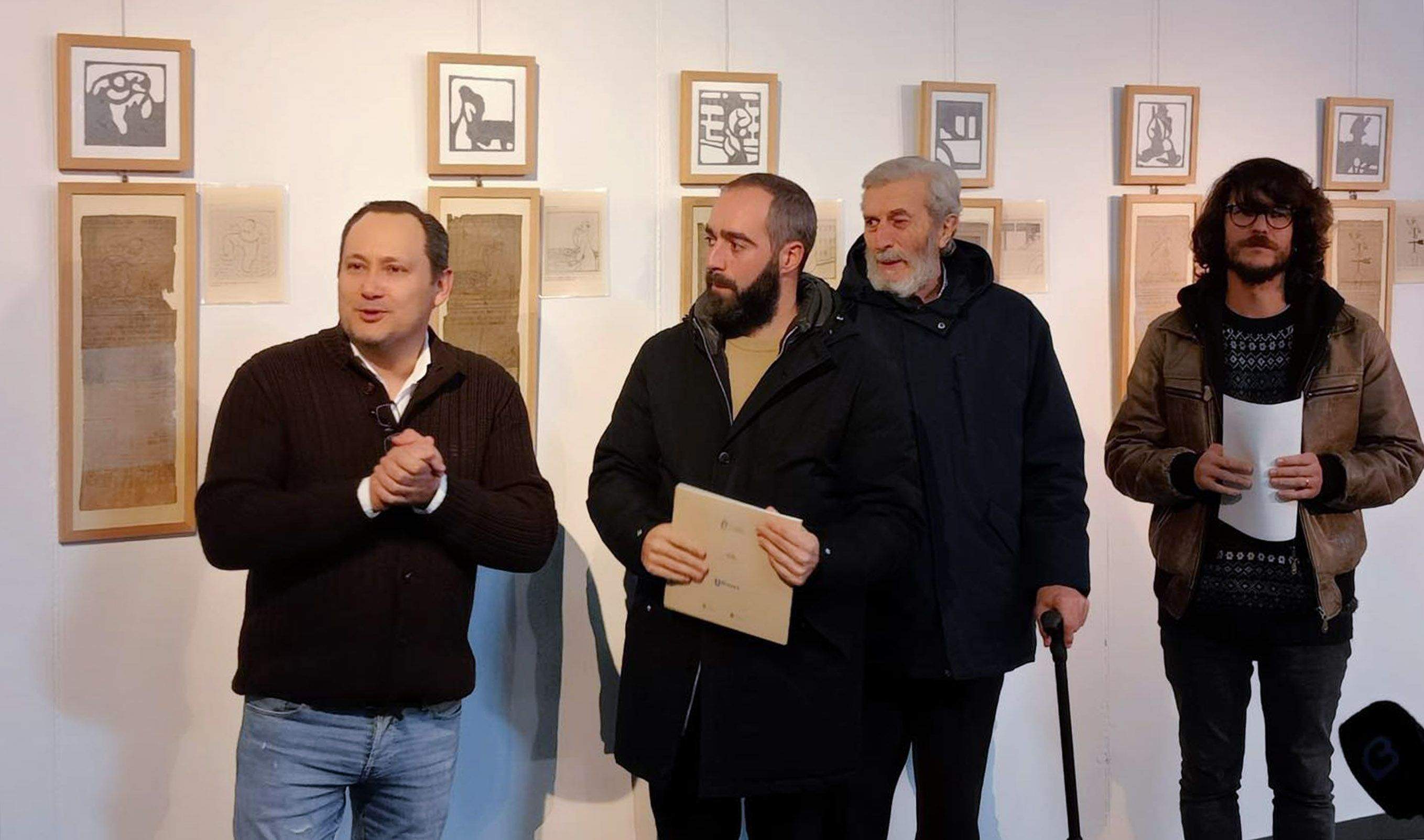Intervención del director del Museo de Artes do Gravado en la apertura de "Os homes, por Castelao, na colección de Roberto Taboada"; a su izqda., el alcalde de Rianxo y Roberto Taboada