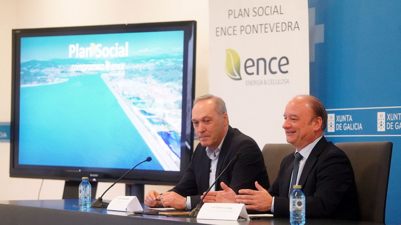 Agustín Reguera e Antonio Casal presentando o Plan Social de Ence