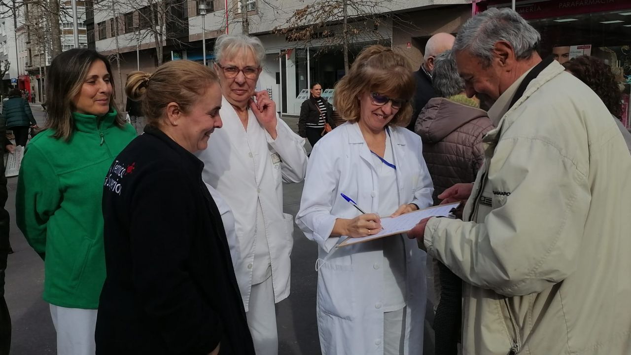 Personal sanitario en la recogida de firmas Personal sanitario en la recogida de firmas