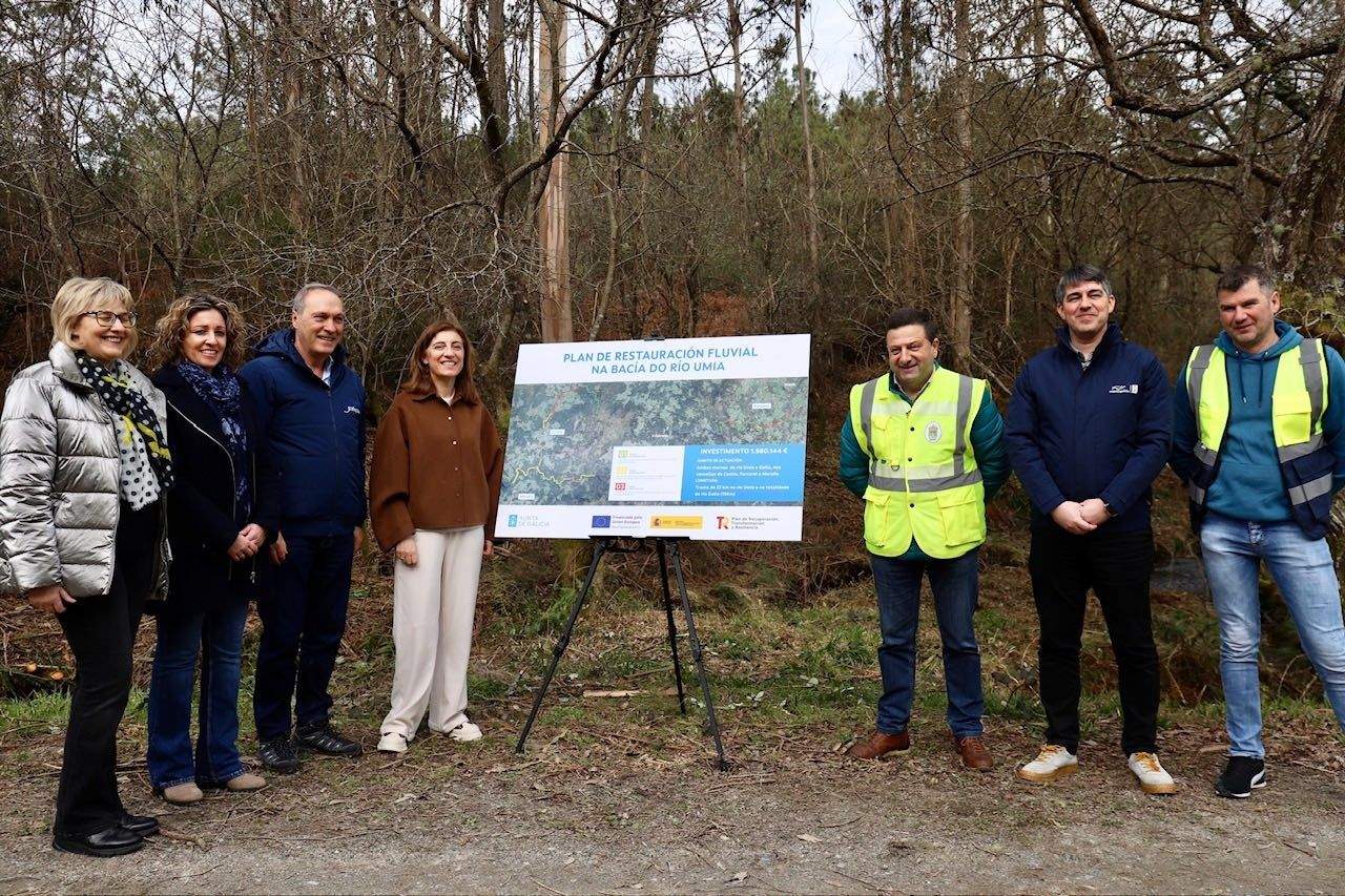 Visita das autoridades aos traballos de restauración da bacía do río Gallo