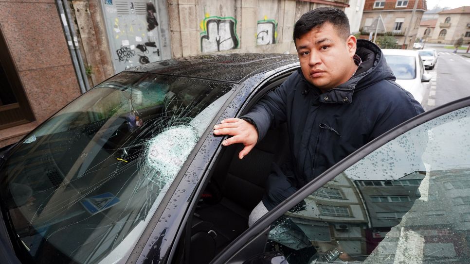 David Valqui, no seu coche danado polas pedradas na AP-9
