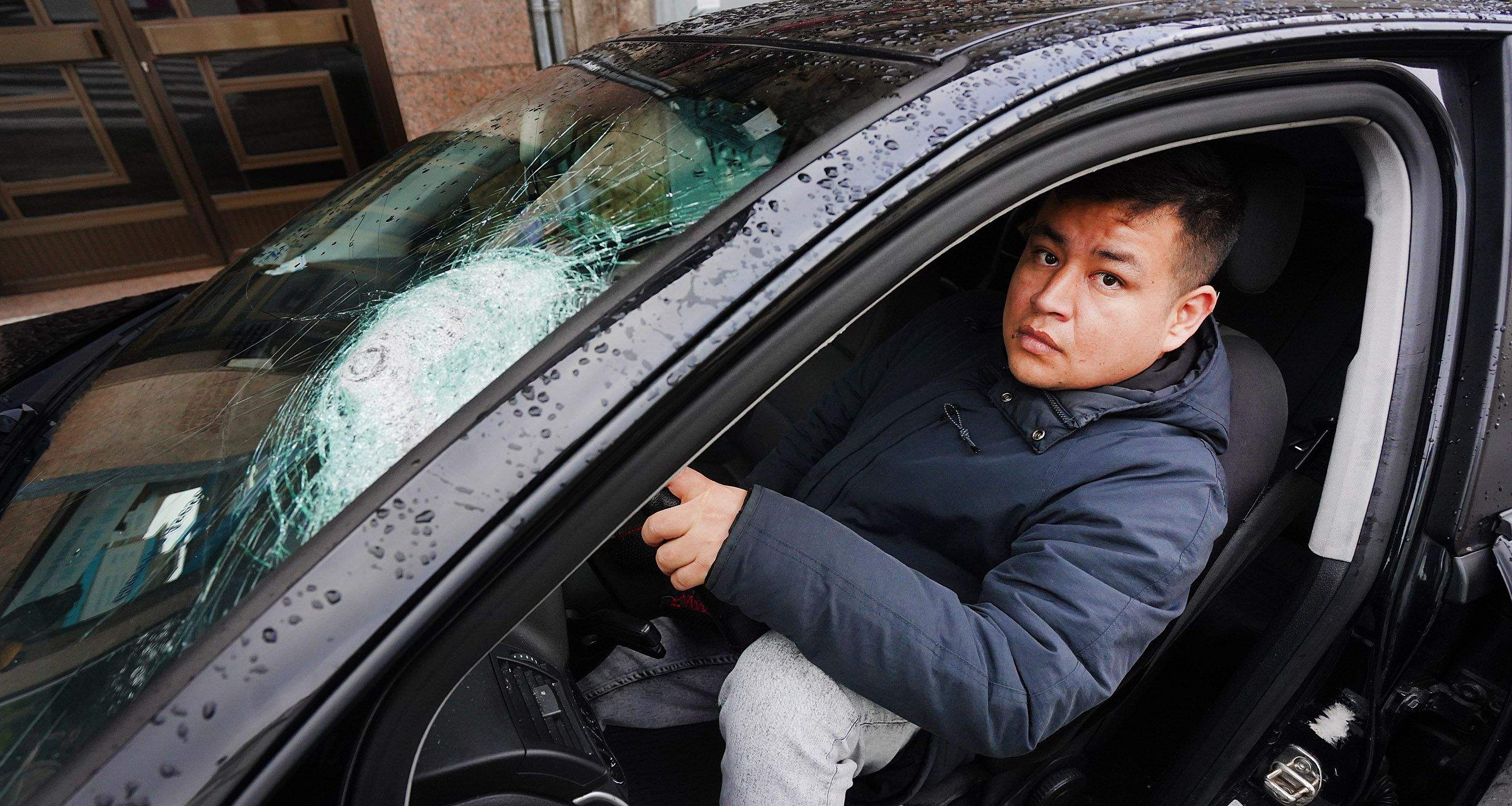 David Valqui, en su coche dañado por las pedradas en la AP-9