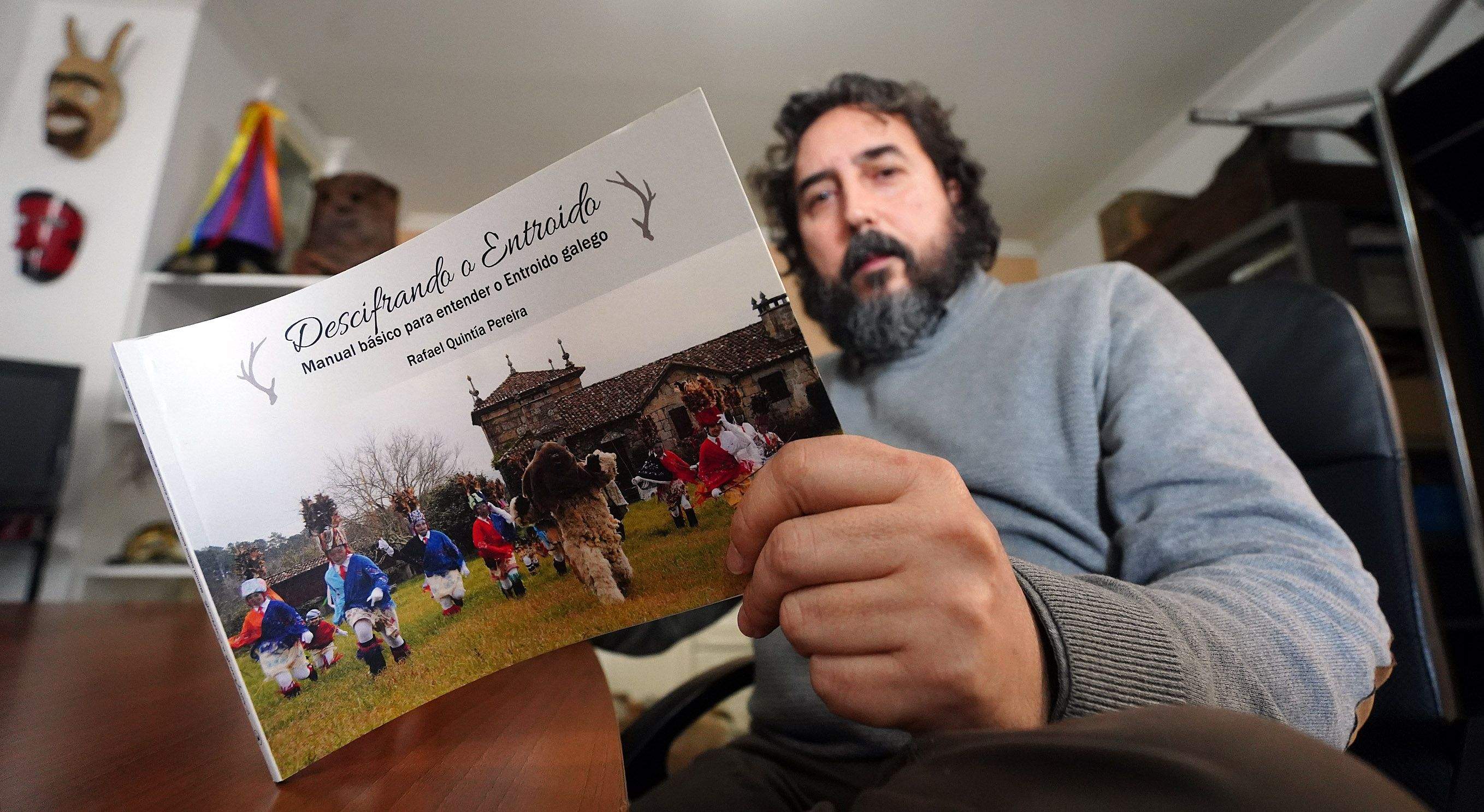 'Descifrando o Entroido. Manual básico para entender o Entroido galego' con su autor, Rafael Quintía