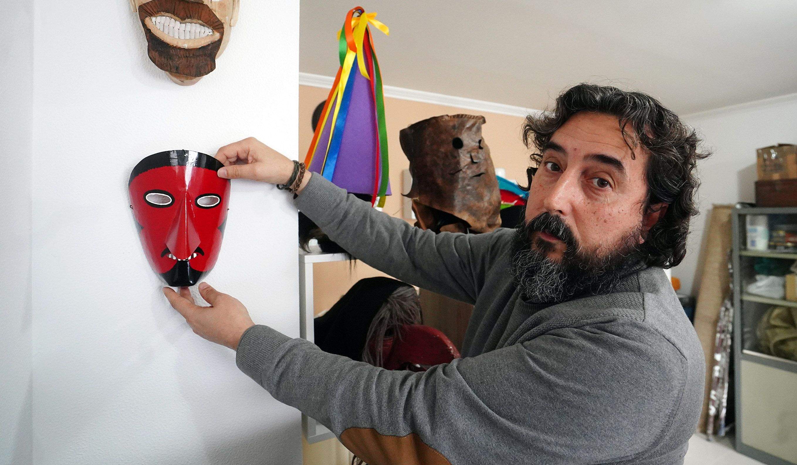Rafael Quintía sujeta un "careto" del Entrudo Chocalheiro de Podence (Portugal)
