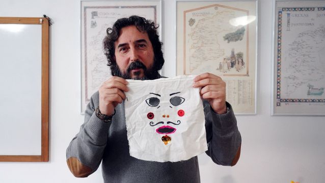 Reprodución dun pano para cubrir a faciana propio do Entroido de Soutomaior