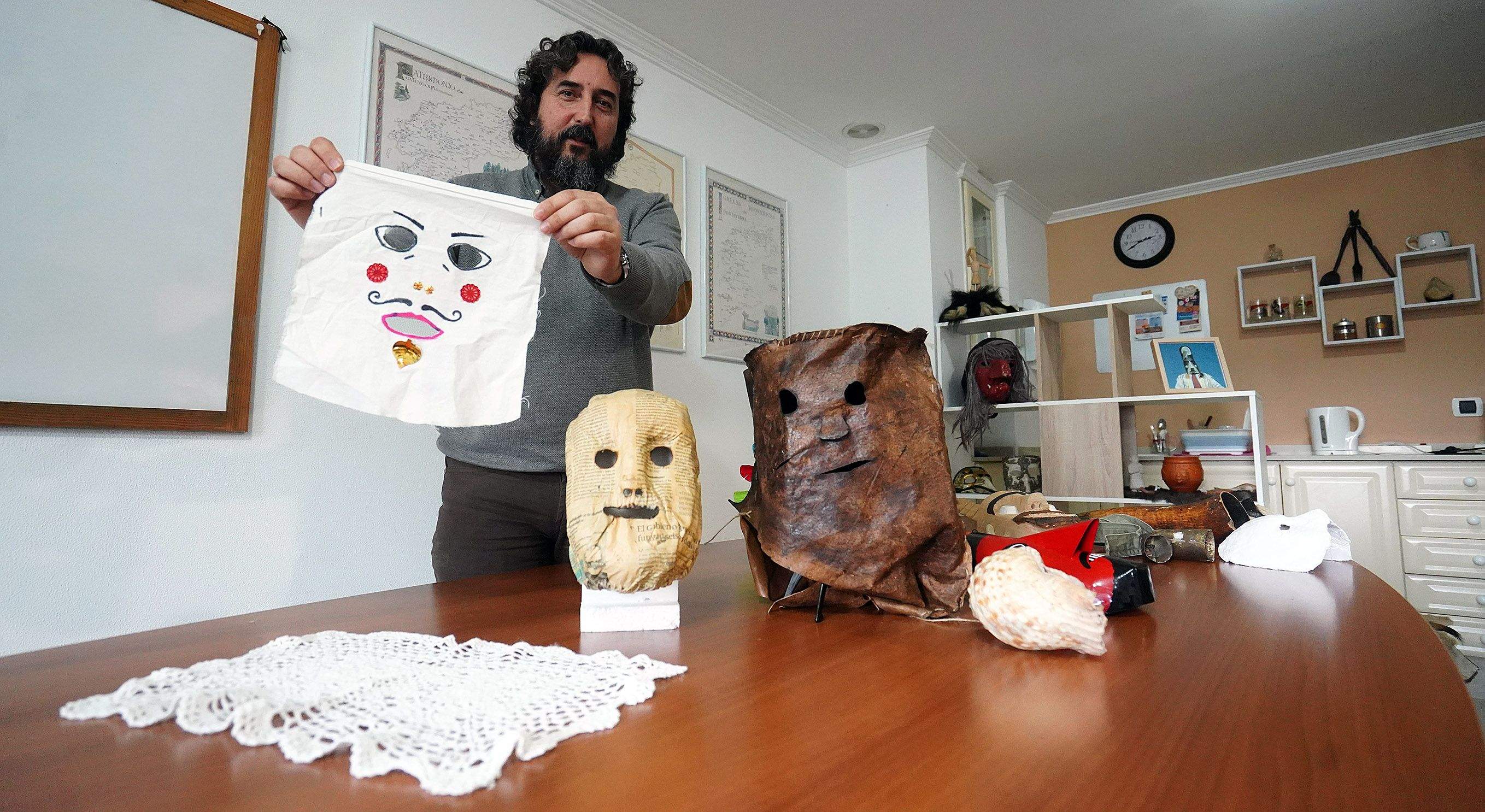 El antropólogo Rafael Quintía muestra algunos elementos del Entroido gallego