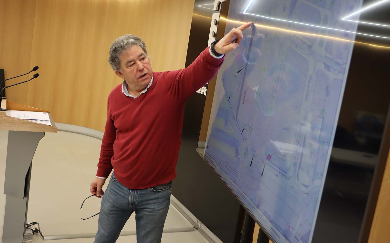 Miguel Anxo Fernández Lores amosa o trazado da nova Rúa Barreiriñas