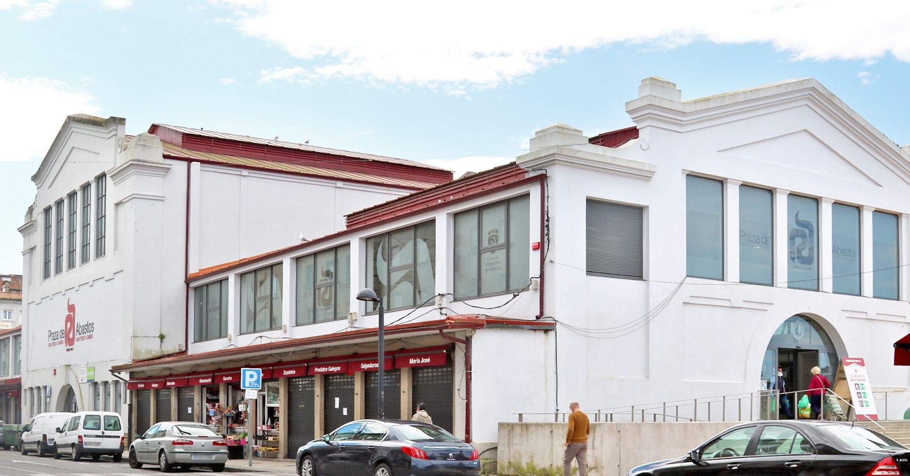 Vehículos aparcados na contorna do Mercado de Abastos de Vilagarcía