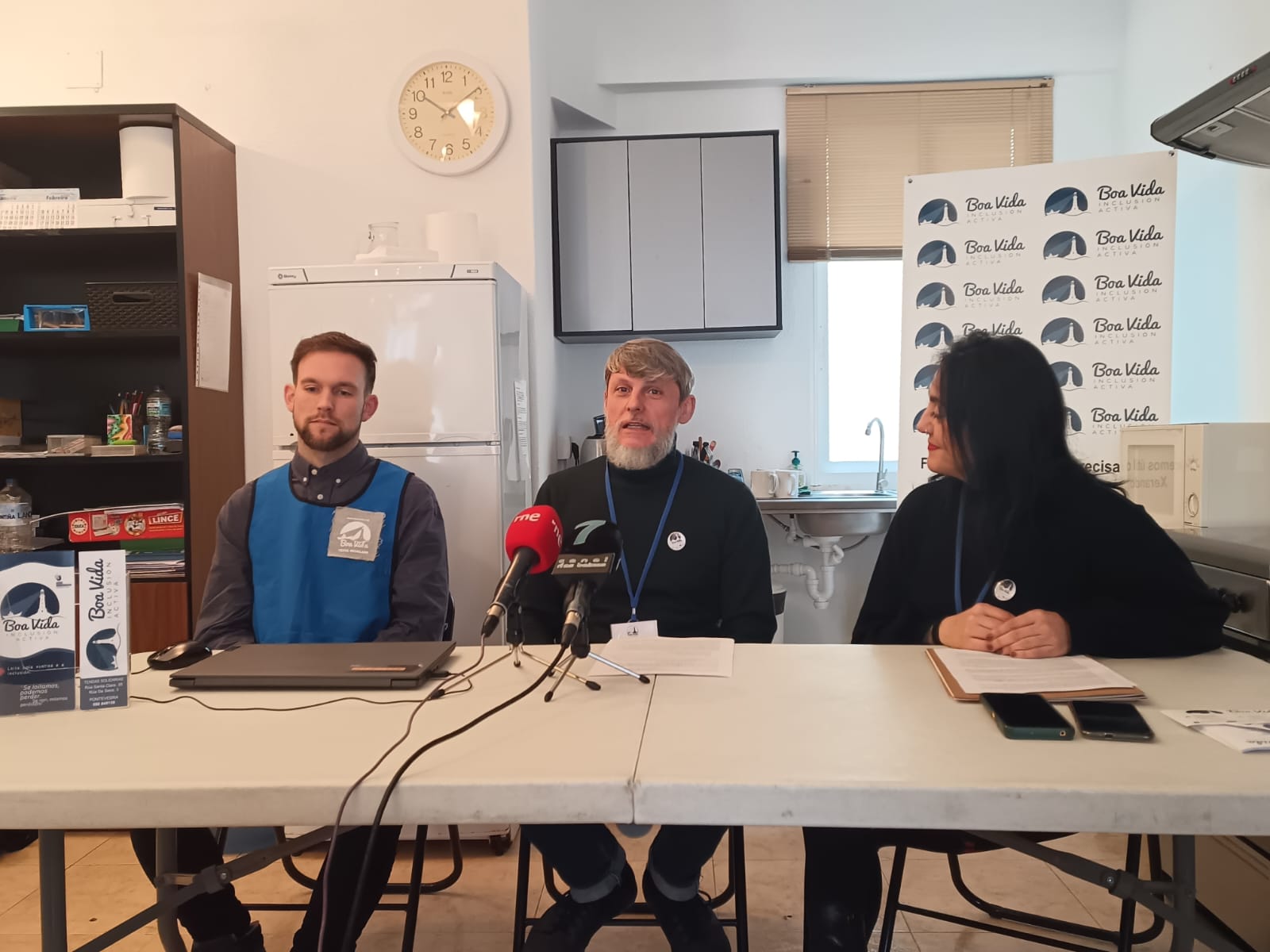 Los integrantes de Boa Vida Fernando Lugaresi, Ócar Fraiz y Natalia Montenegro presentando el proyecto "Fogares Creativos"