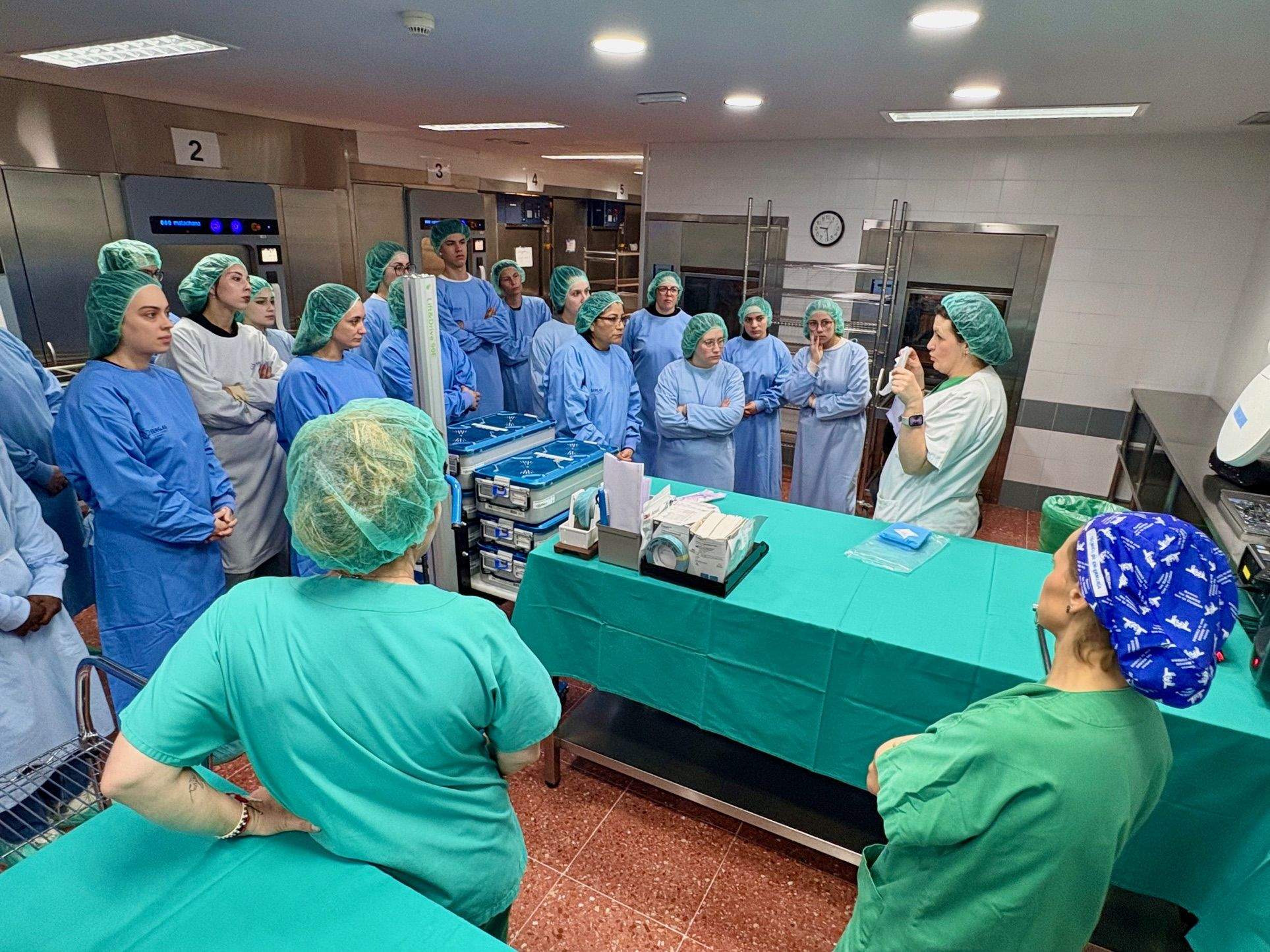 Visita de alumnado del ciclo de TCAE do CPR San Narciso de Marín a la central de esterilización de Montecelo