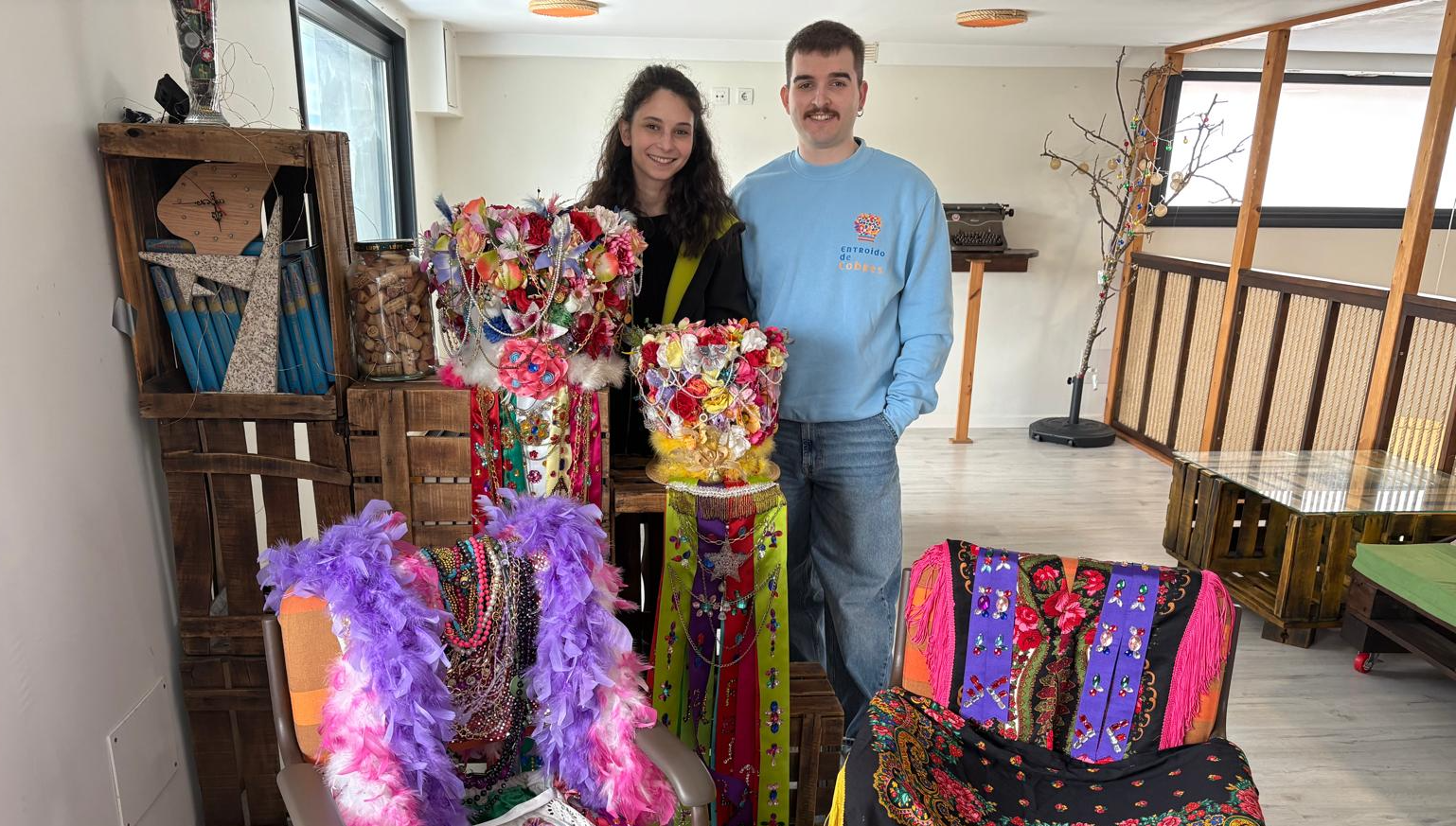 Sara Gómez Y Rafa Malvar, con los trajes de las Madamas y Galáns de Vilaboa