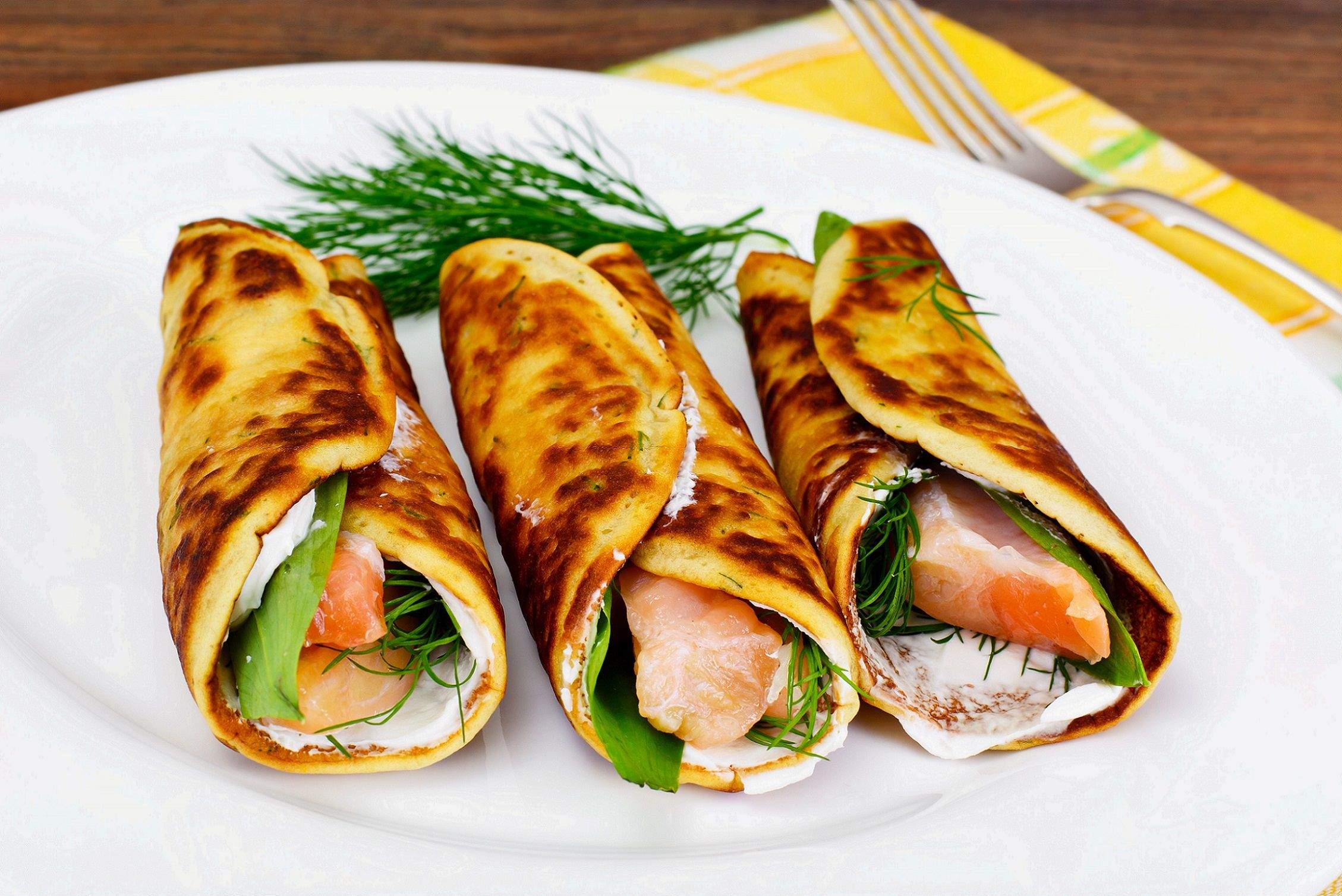 Panqueques rellenos de salmón y queso de cabra