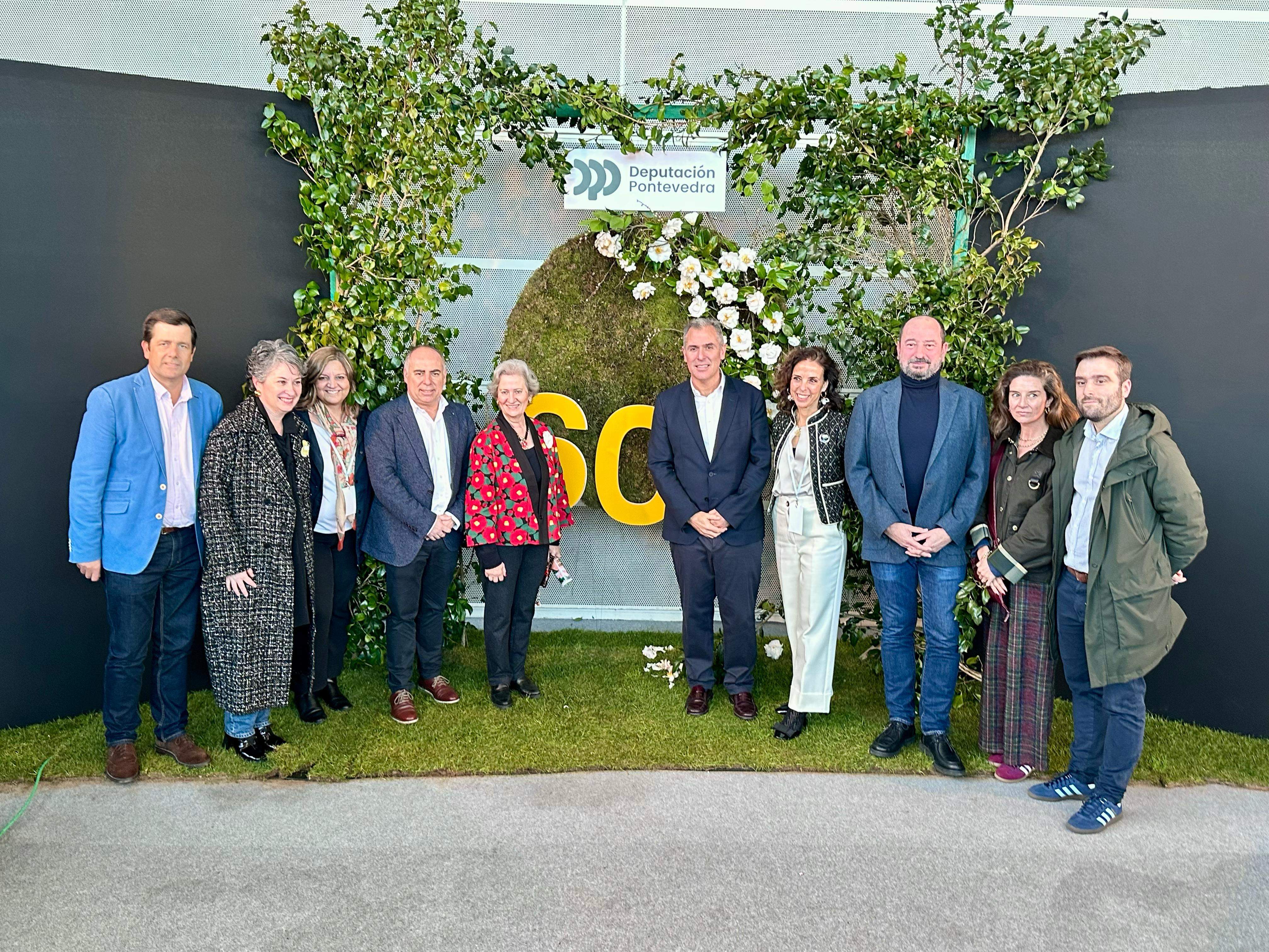 Autoridades e cultivadores premiados no Concurso Camelia 2025 no Recinto Feiral