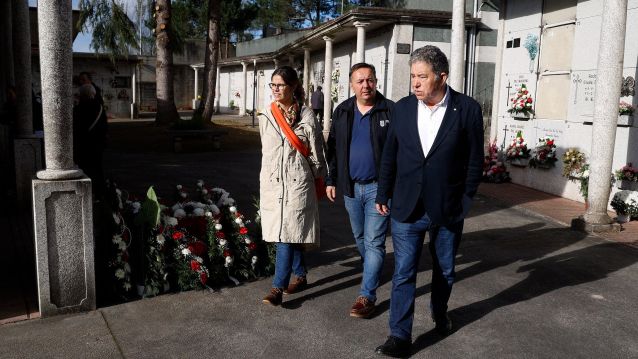 Anabel Gulías e Miguel Anxo Fernández Lores no cemiterio de San Amaro