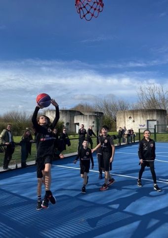 Escolares xogando na Pista multideporte da Tafona Escolares xogando na Pista multideporte da Tafona