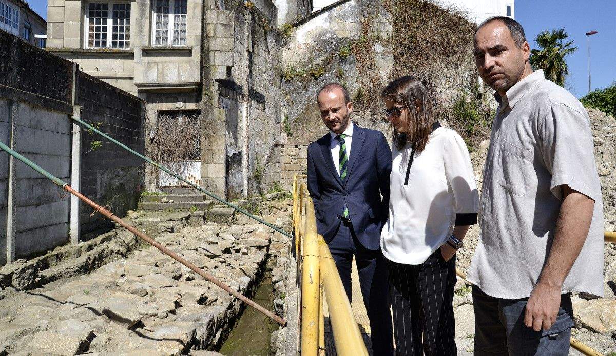 Muralla atopada no terreo entre a Avenida de Uruguai e Arcebispo Malvar