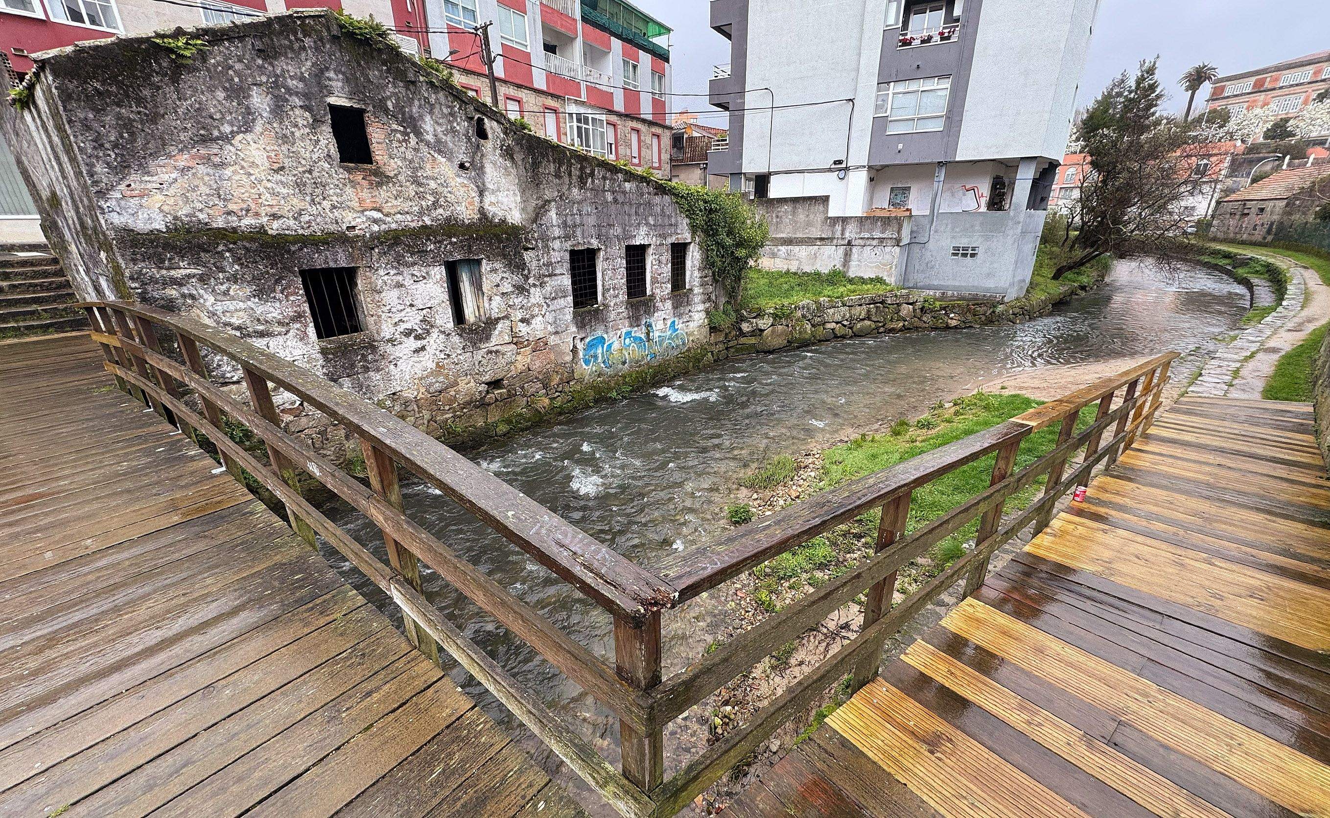 Construción na beira dos Gafos que será derrubada para crear unha zona de estancia