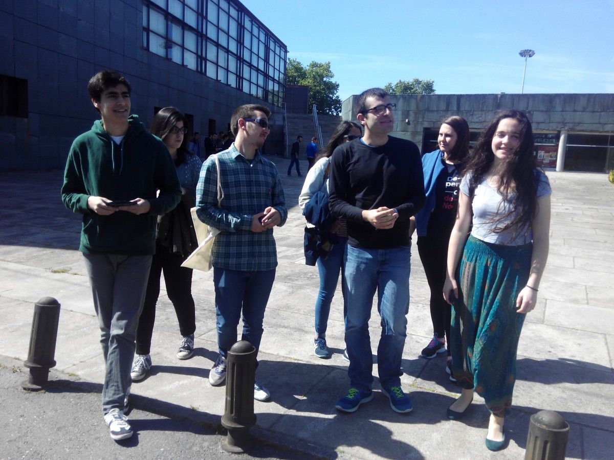 Mozos de Galiza Nova reparten preservativos en Pontevedra