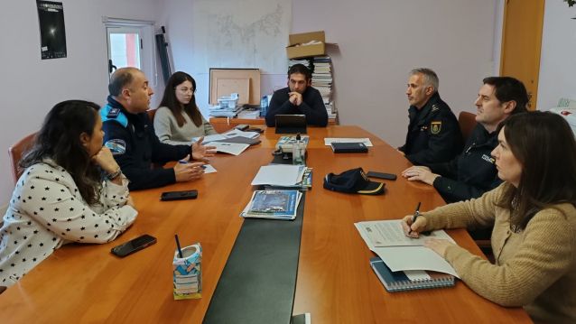 Reunión en Bueu para presentar o sistema Vidoc da Policía Nacional