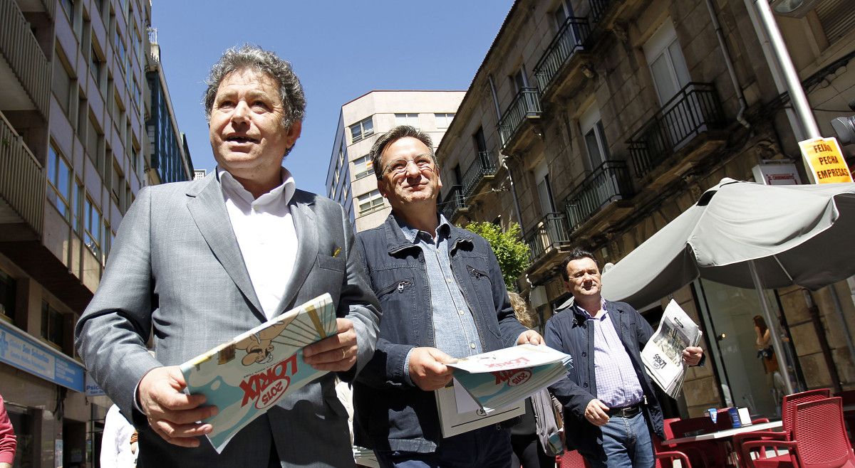 Miguel Anxo Fernández Lores e Xavier Vence, na rúa Benito Corbal