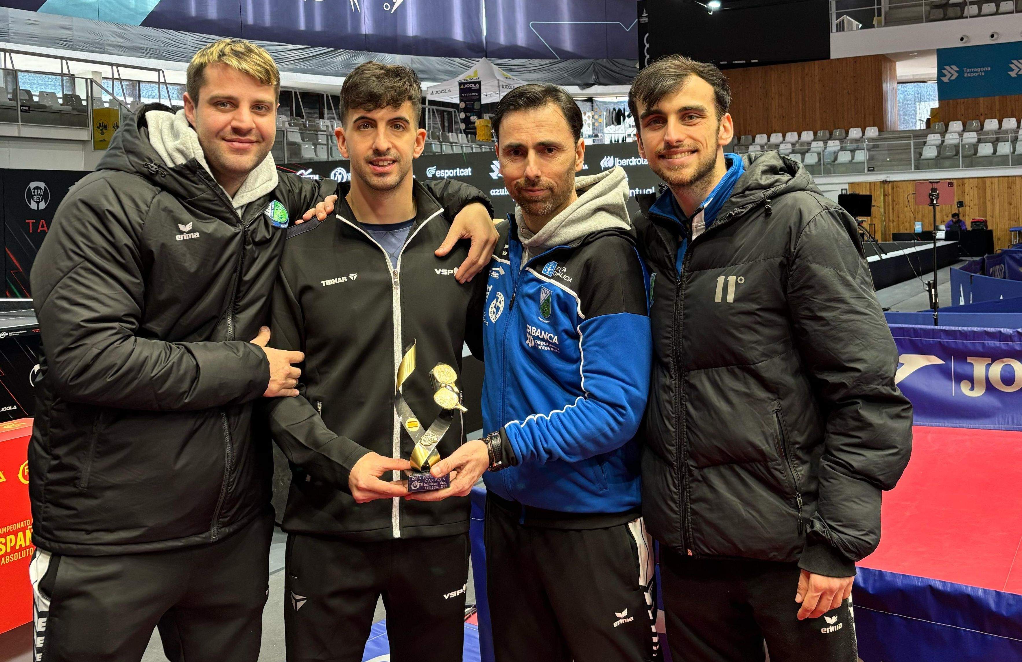 Miguel Ángel Vílchez, con el título de campeón de España