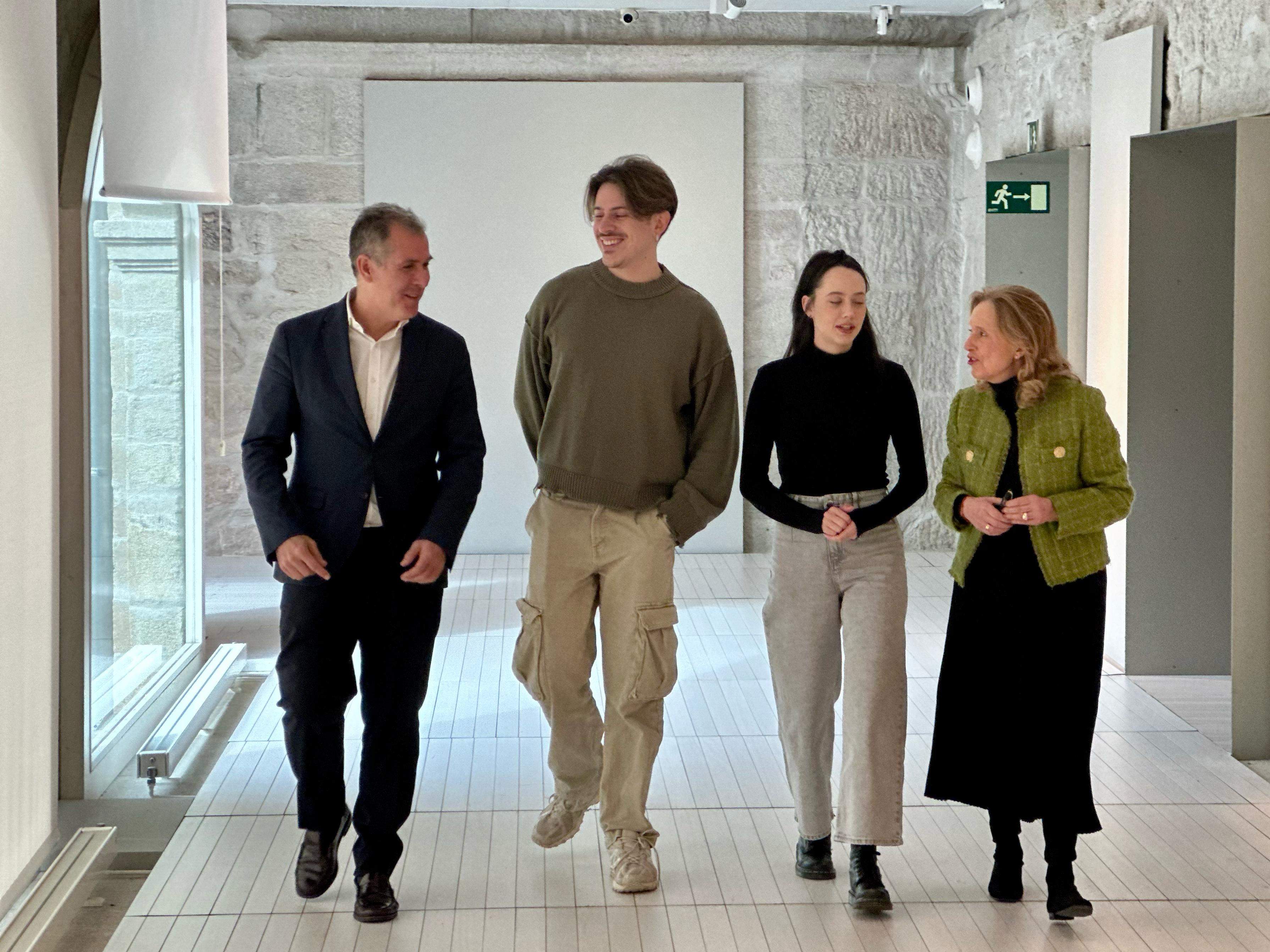 Presentación dos artistas seleccionados, Andrea Davila e Carlos Fer, xunto a diretora do Museo de Pontevedra e  vicepresidente da Deputación