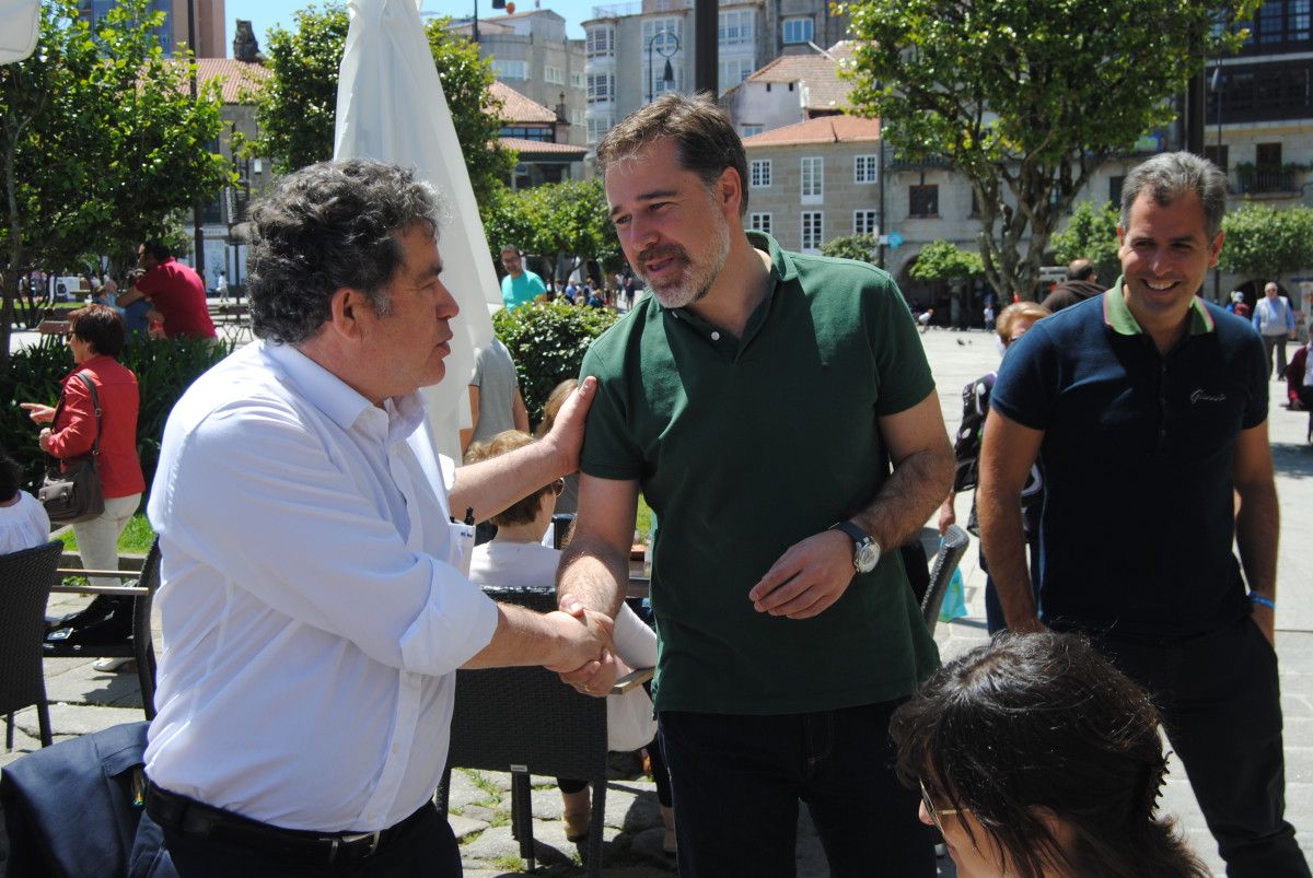 Miguel Anxo Fernández Lores y Jacobo Moreira se saludan en la jornada de reflexión