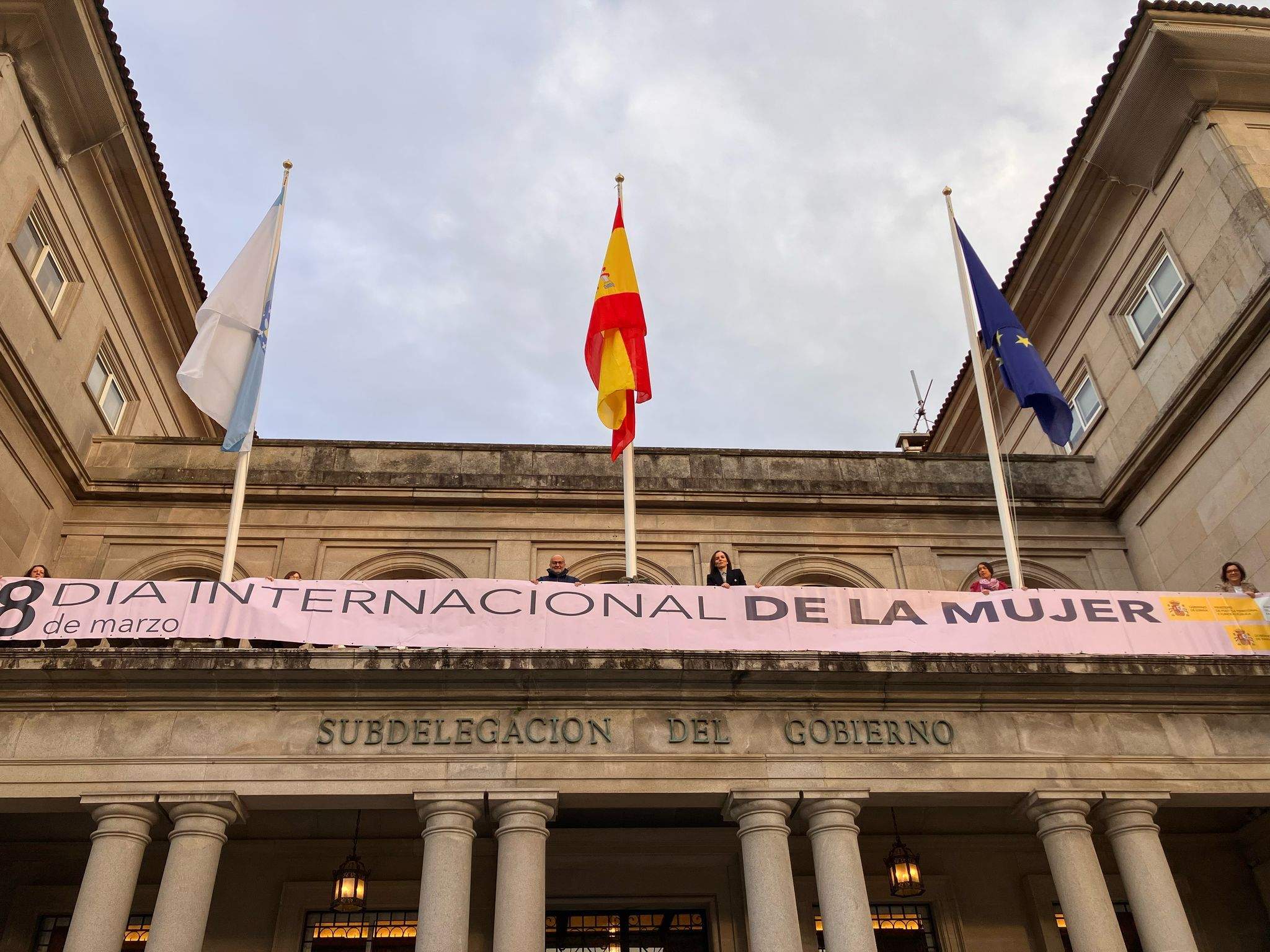 Pancarta por el 8M en la Subdelegación del Gobierno en Pontevedra