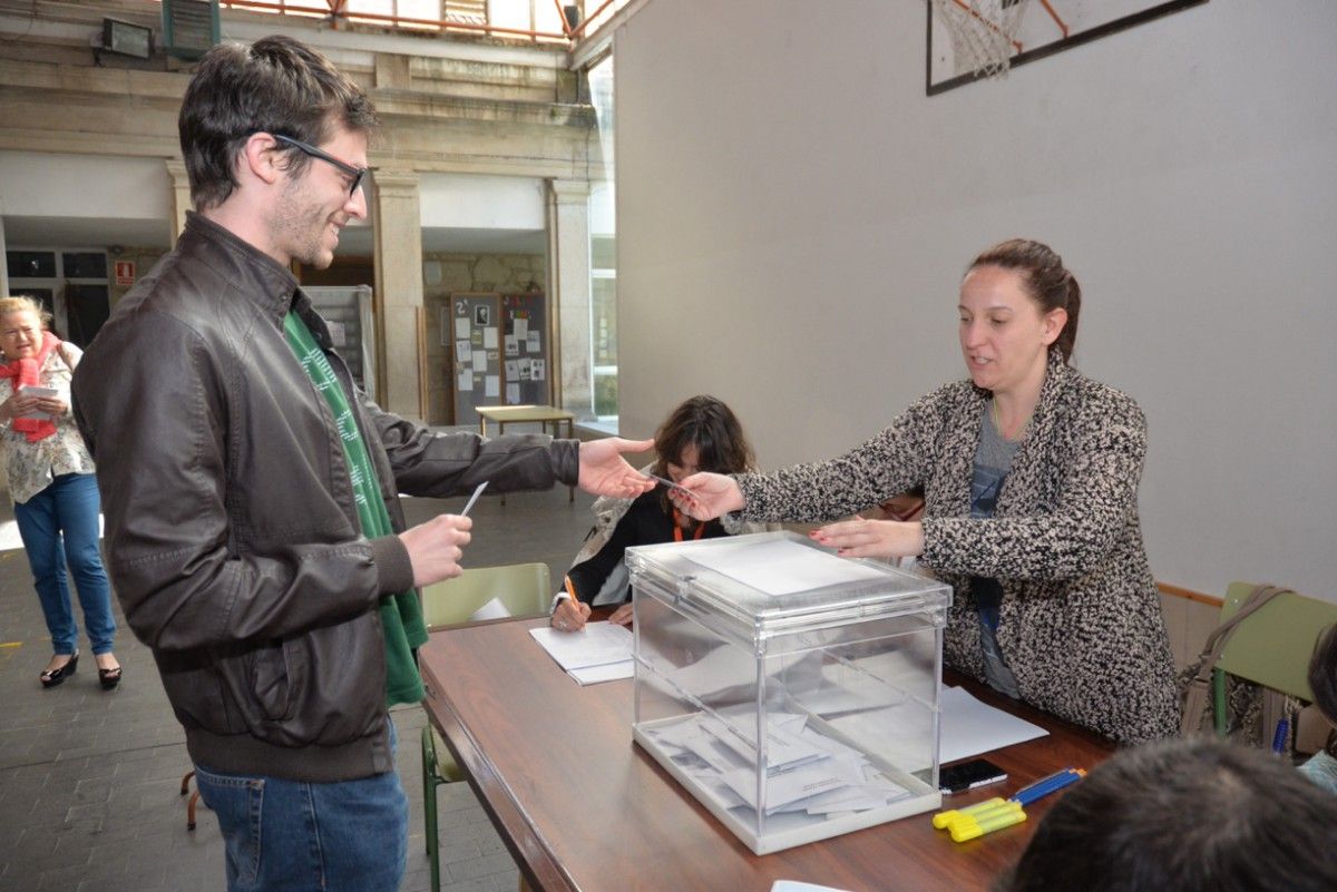 Pontevedreses votando en las elecciones municipales del 24M