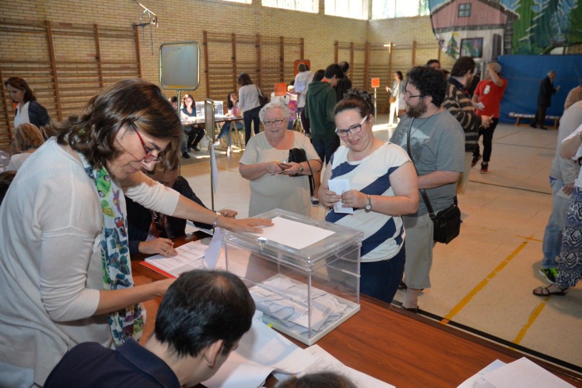 Pontevedreses votando en las elecciones municipales del 24M