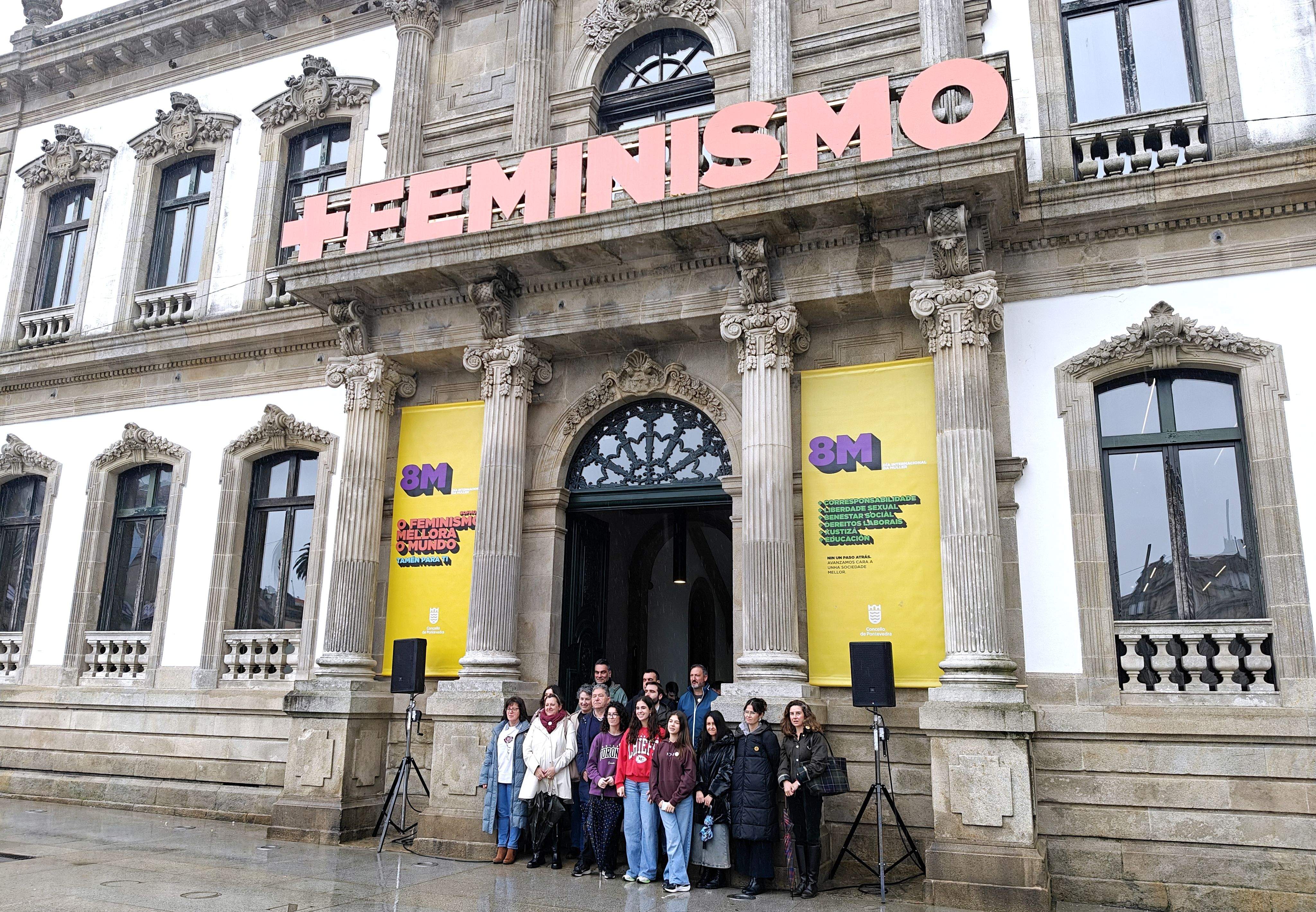 O lema '+Feminismo' foi instalado no balcón do Concello de Pontevedra
