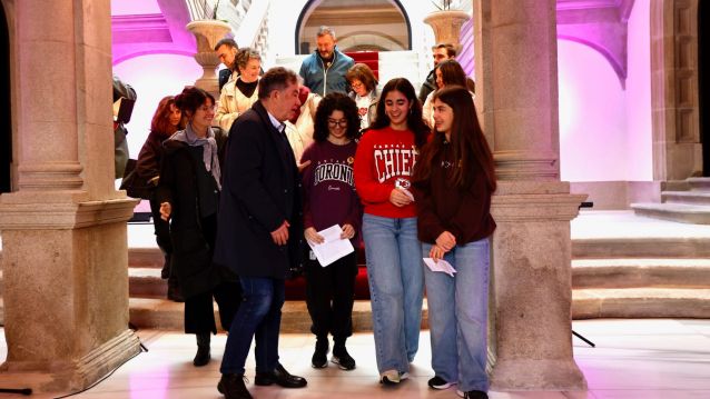 O alcalde de Pontevedra saúda ás tres alumnas