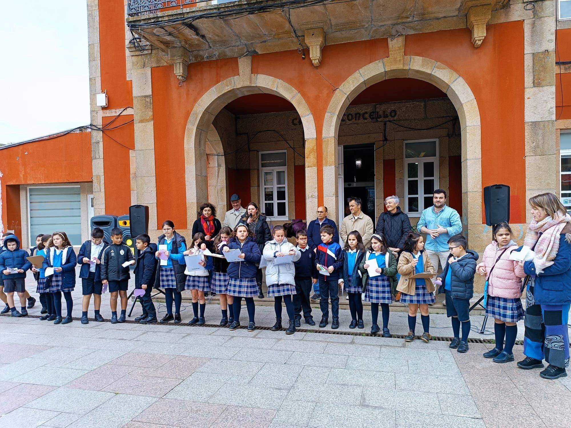 Concentracion escolar con motivo do 8M en Bueu 2025