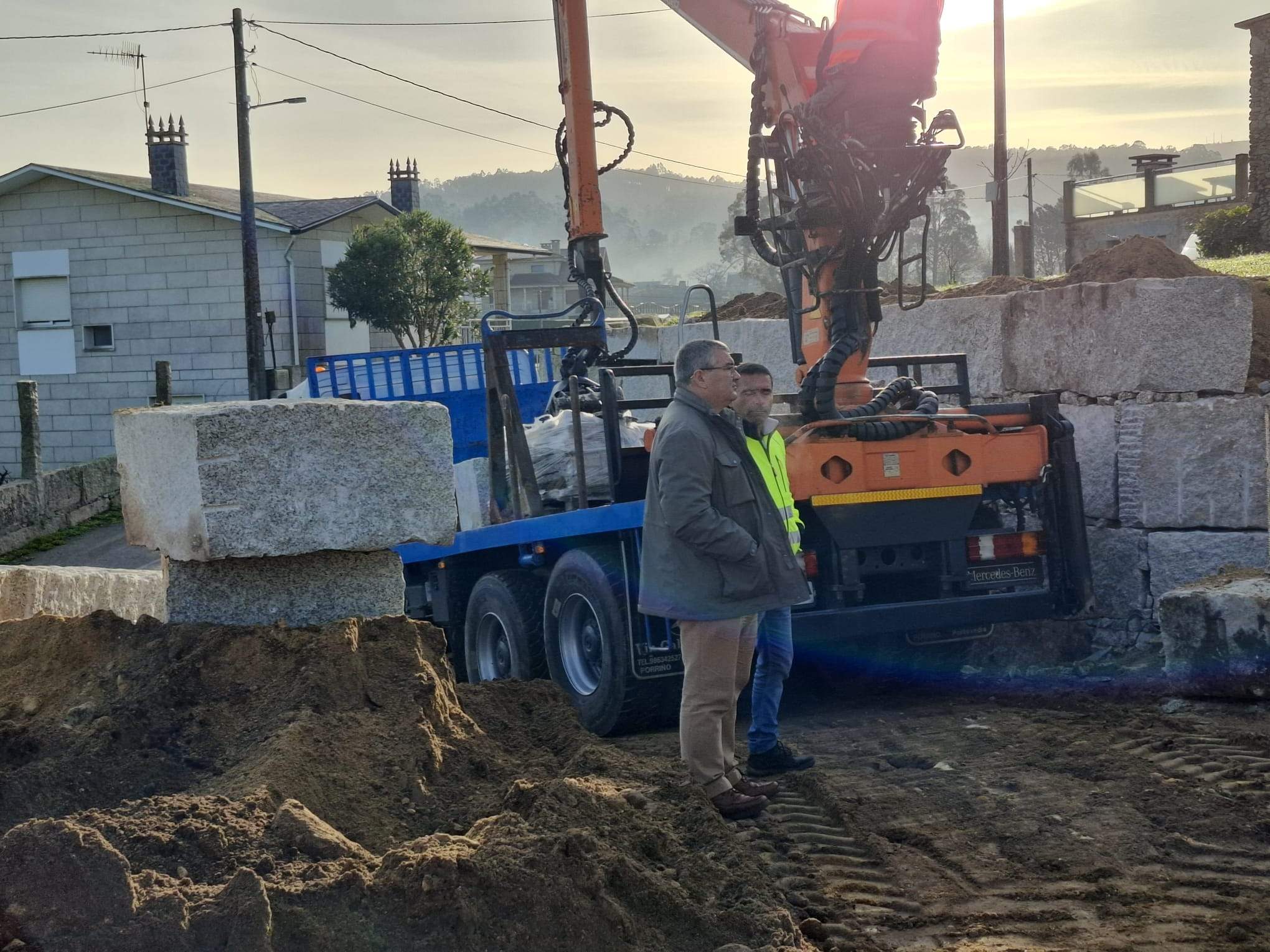 Obras en un camino en el lugar de Coruto