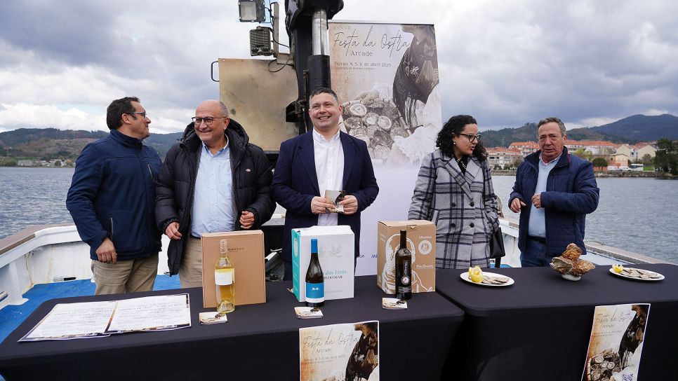 Pablo Garrido, Abel Losada, Manu Lourenzo, Silvia Cernadas e Paco Iglesias, na presentación da XXXVII Festa da Ostra de Arcade