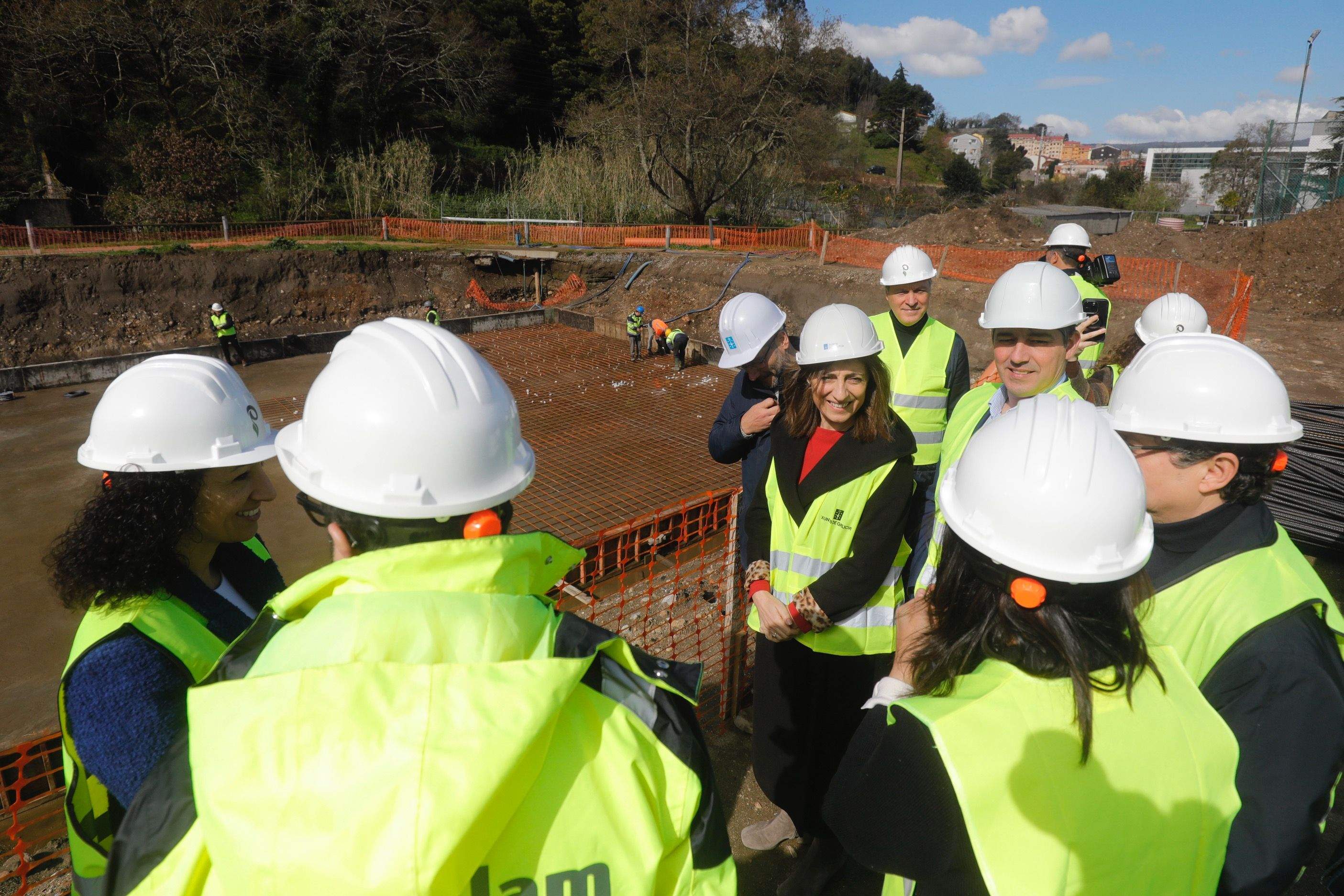 Visita a las obras de la red de saneamiento en el río Lameira