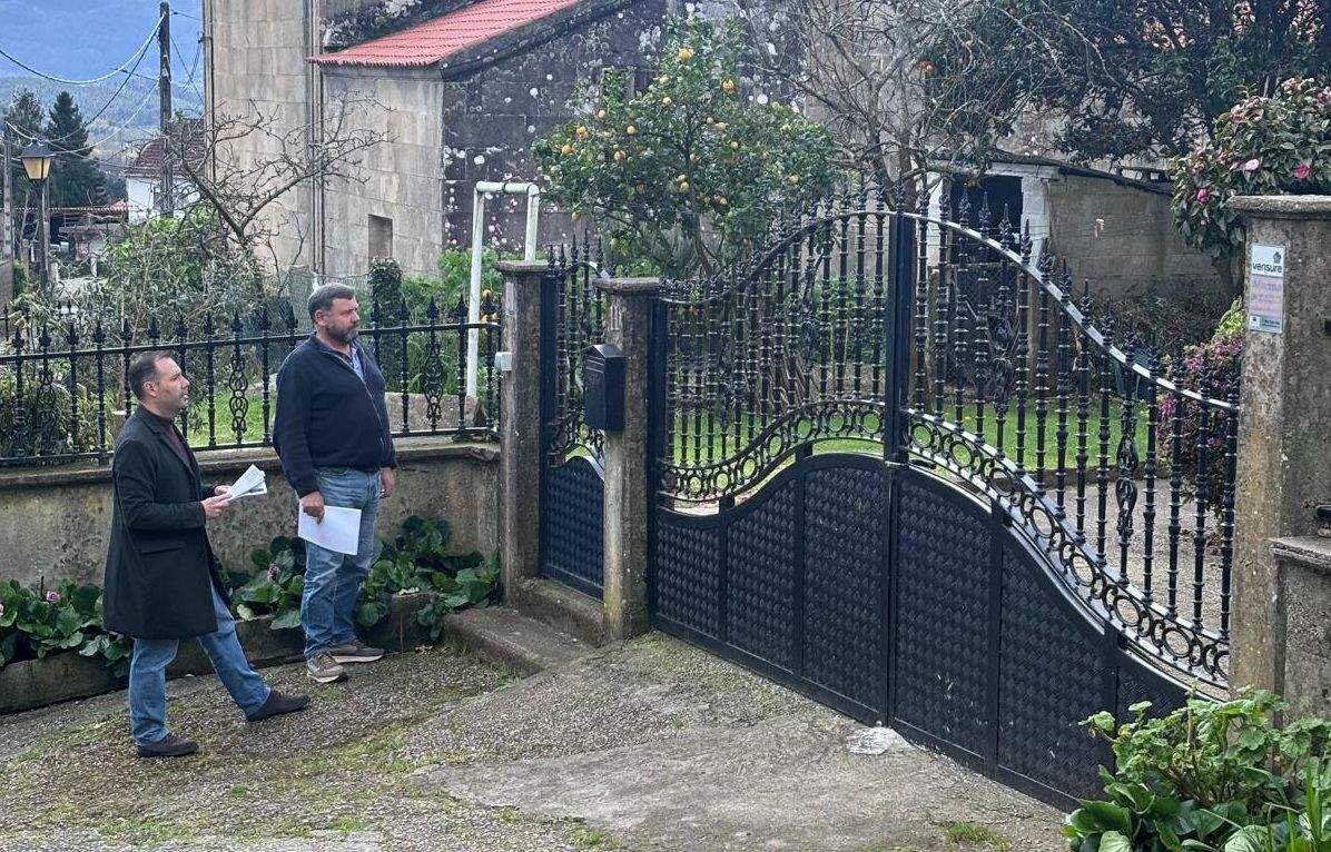 O alcalde Jacobo Pérez e o edil Juan Carlos Ortigueira repartindo información en Saiar
