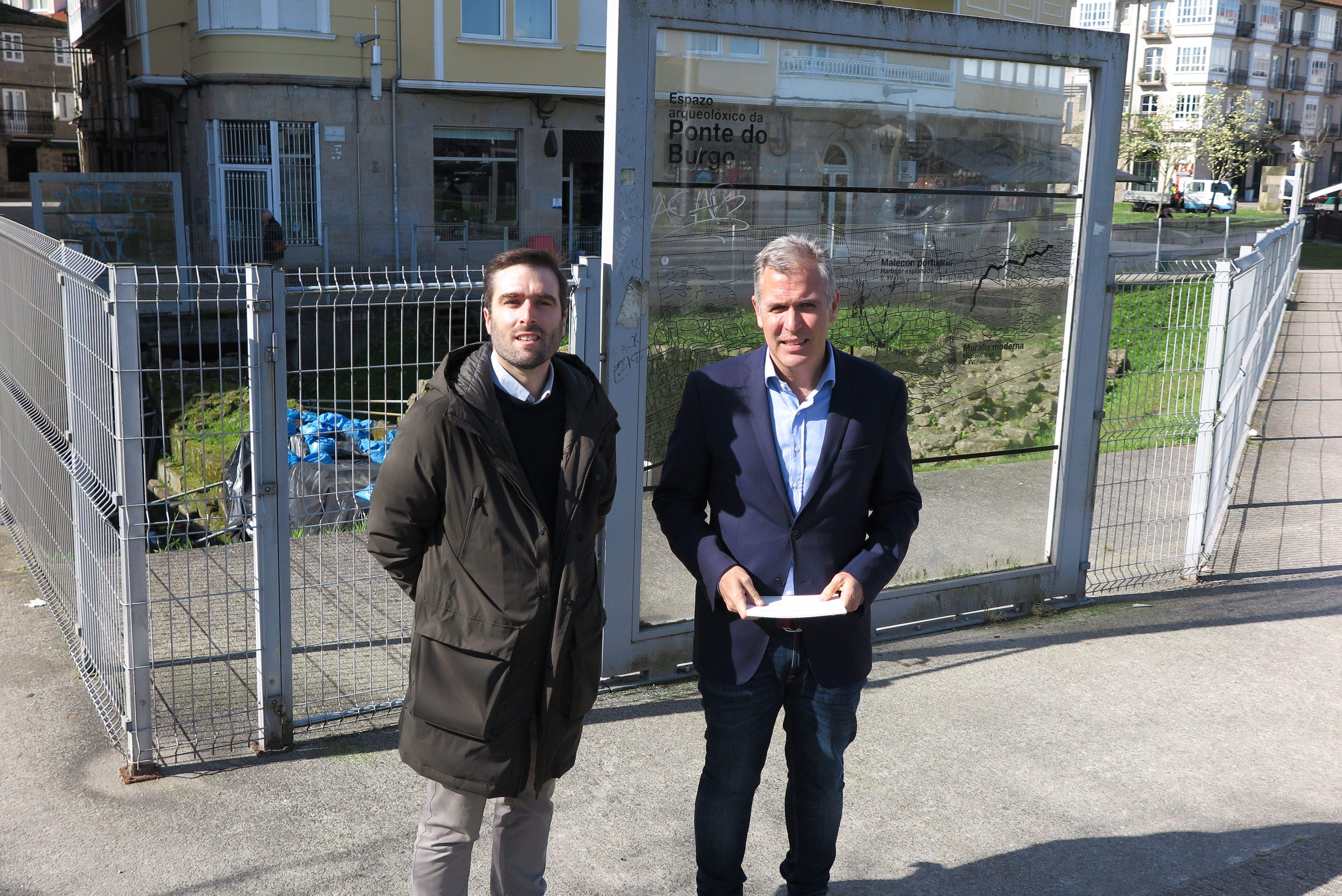 Iago Acuña y Rafa Domínguez en el yacimiento del puente del Burgo